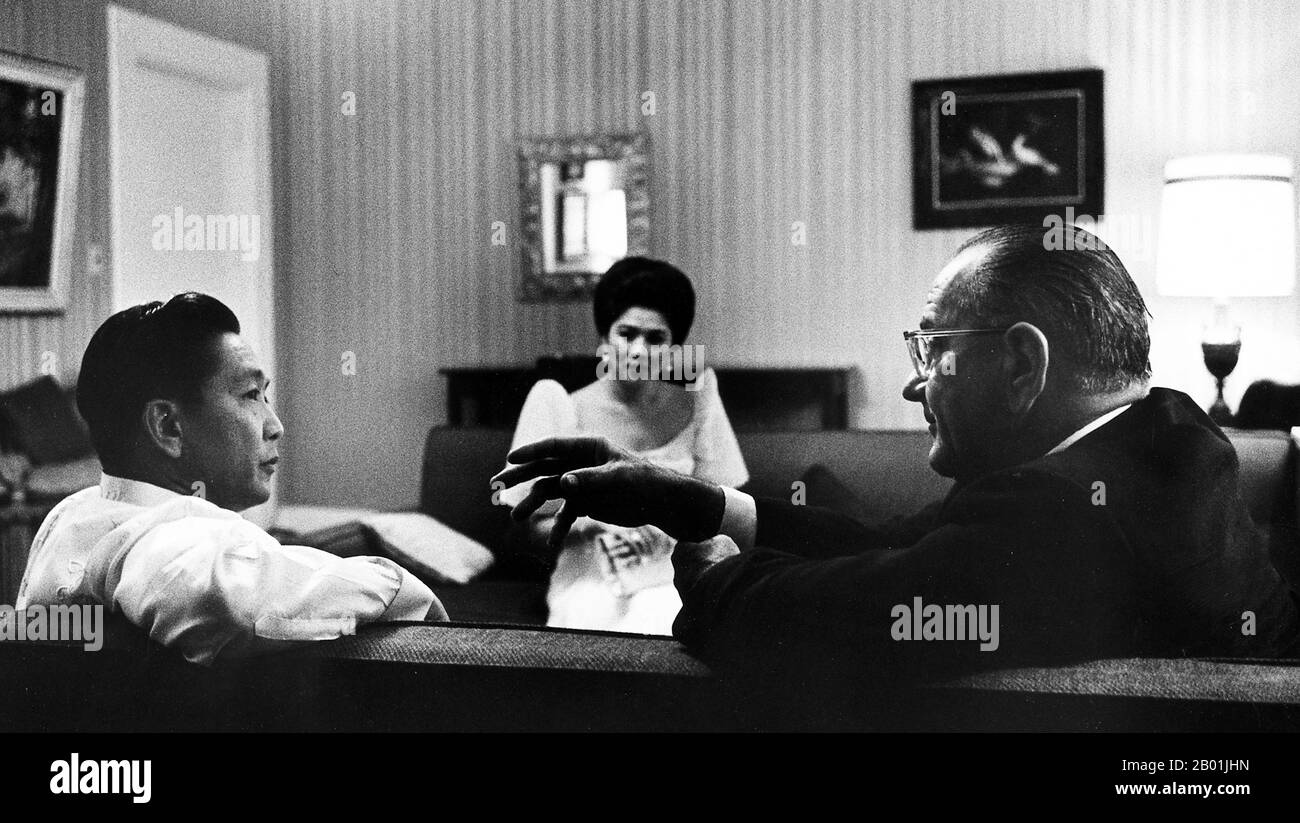 Philippines : le Président Ferdinand Marcos et la première Dame Imelda Marcos avec le Président Lyndon B. Johnson, Conférence de Manille, 23 octobre 1966. Ferdinand Emmanuel Edralin Marcos (11 septembre 1917 - 28 septembre 1989) a été le 10e président des Philippines de 1965 à 1986. Il a été avocat, membre de la Chambre des représentants philippine (1949-1959) et membre du Sénat philippin (1959-1965). En 1983, son gouvernement est impliqué dans l'assassinat de son principal adversaire politique, Benigno Aquino Jr L'implication a causé une chaîne d'événements qui a conduit à son retrait du pouvoir. Banque D'Images