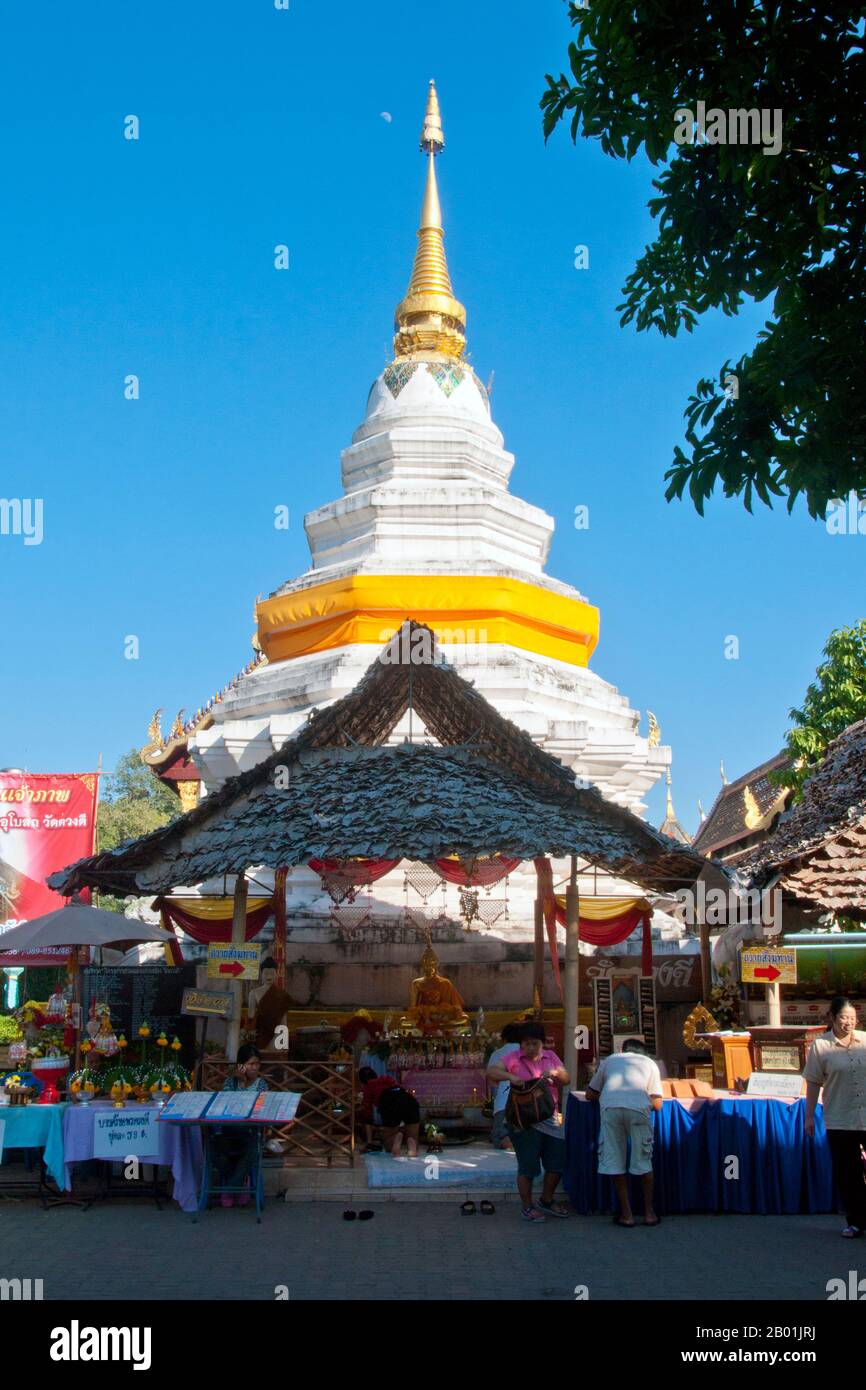 Thaïlande : le chedi à Wat Duang Di, Chiang Mai. Wat Duang Di ou «le monastère de la chance» date du 19e siècle et est célèbre pour ses frontons sculptés et autres décorations en stuc. Le roi Mengrai a fondé la ville de Chiang Mai (signifiant « nouvelle ville ») en 1296, et elle a succédé à Chiang Rai comme capitale du royaume de Lanna. Chiang Mai parfois écrit comme 'Chiengmai' ou 'Chiangmai', est la ville la plus grande et la plus culturellement significative du nord de la Thaïlande. Banque D'Images