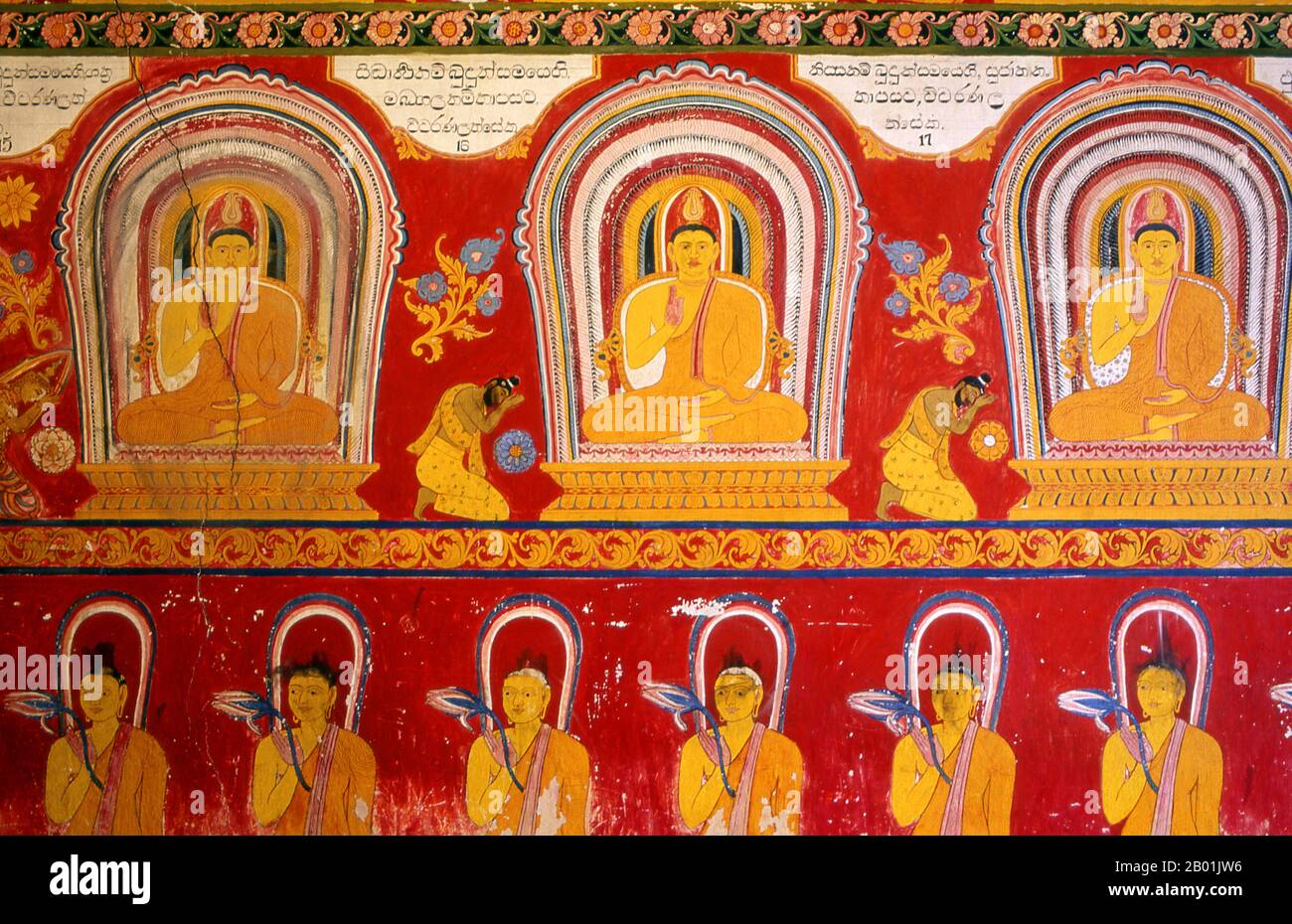 Sri Lanka : Images de Bouddha dans une peinture murale à Asgiriya Vihara (temple), Kandy. Asgiriya Vihara, le « Monastère de la montagne du cheval », a été construit par la famille de Pilima Talauve au début du 19e siècle, sur un terrain attenant à l’ancien terrain de crémation royal. L'Asgiriya Vihara est un temple plutôt petit et discret, mais comme l'un des sièges du pouvoir religieux de Goyigama, d'une grande importance. À partir du début du 19e siècle, pendant l'Esala Perahera, la relique sacrée de la dent serait déposée pour la dernière nuit du festival à l'Asgiriya Vihara. Banque D'Images