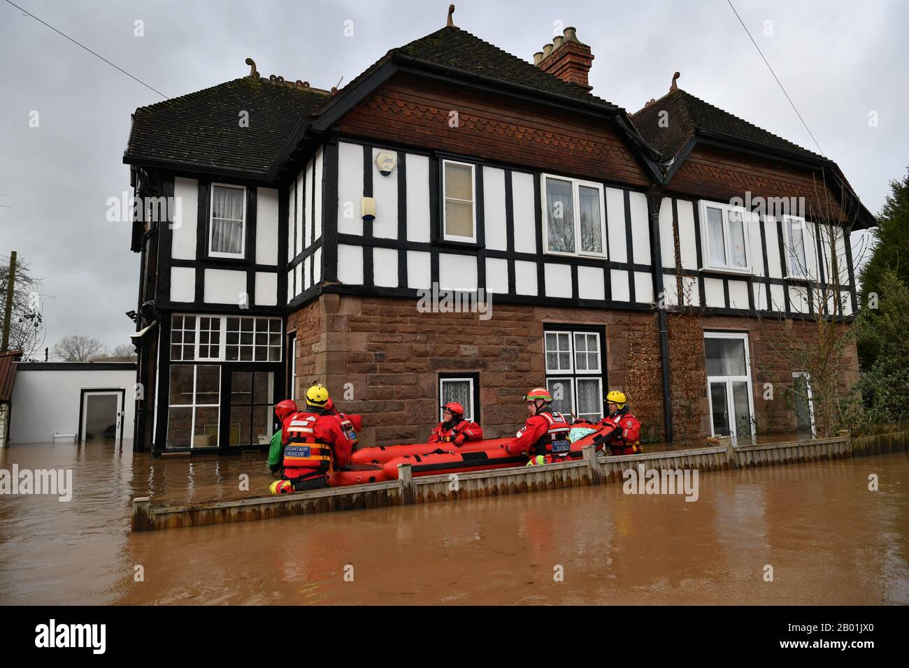 Les membres de l'équipe de secours de montagne tentent de sauver un homme de sa maison qui est entouré d'une forte inondation à Monmouth, à la suite de la tempête Dennis. Banque D'Images