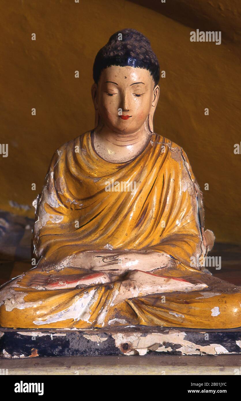 Sri Lanka : petite figure de Bouddha à Asgiriya Vihara (temple), Kandy. Asgiriya Vihara, le « Monastère de la montagne du cheval », a été construit par la famille de Pilima Talauve au début du 19e siècle, sur un terrain attenant à l’ancien terrain de crémation royal. L'Asgiriya Vihara est un temple plutôt petit et discret, mais comme l'un des sièges du pouvoir religieux de Goyigama, d'une grande importance. À partir du début du 19e siècle, pendant l'Esala Perahera, la relique sacrée de la dent serait déposée pour la dernière nuit du festival à l'Asgiriya Vihara. Banque D'Images