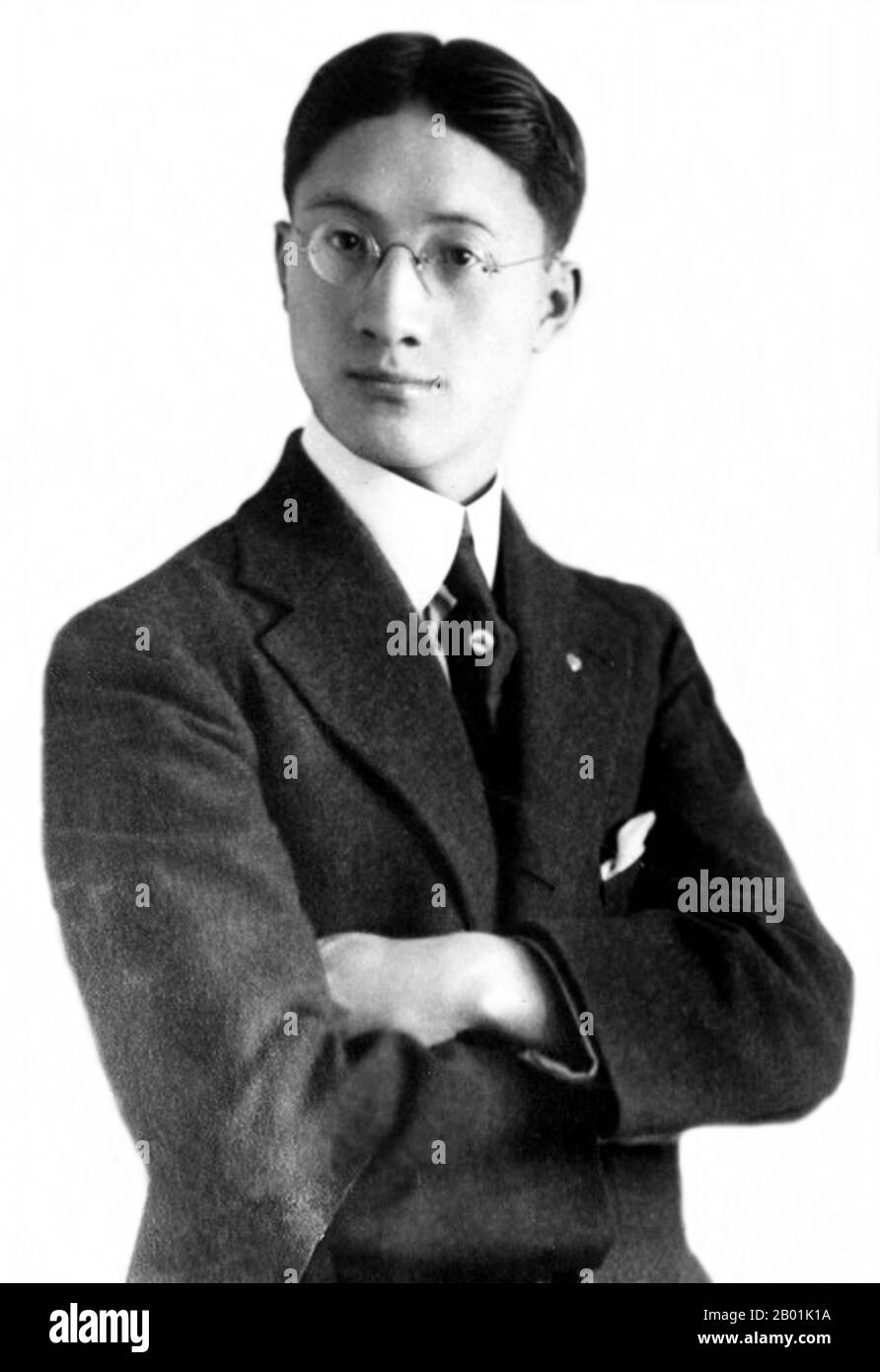 Chine : Xu Zhimo, poète et intellectuel chinois (15 janvier 1897 - 19 novembre 1931), 1931. Xu Zhimo était un poète chinois du début du 20e siècle. On lui a donné le nom de Zhangxu et le nom de courtoisie de Yousen (槱森). Plus tard, il change son nom de courtoisie en Zhimo (志摩). Il est romancé comme poursuivant l'amour, la liberté et la beauté toute sa vie (selon les mots de Hu Shi). Il a promu la forme de poésie chinoise moderne, et a donc apporté d'énormes contributions à la littérature chinoise moderne. Banque D'Images