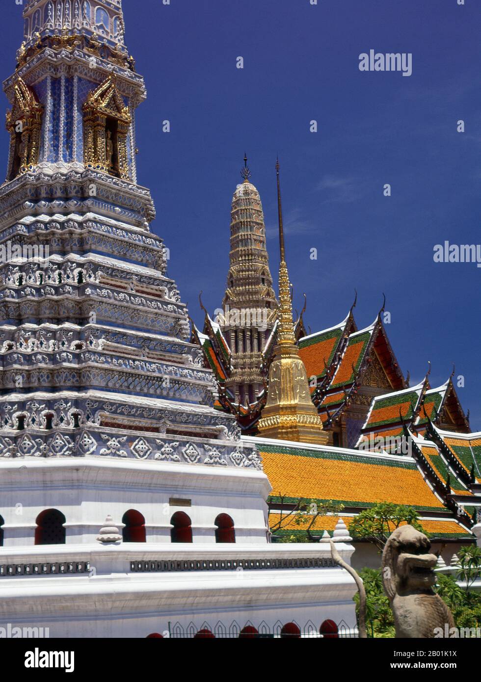 Thaïlande : Wat Phra Kaew (Temple du Bouddha d'émeraude), Bangkok. Wat Phra Kaew (Temple du Bouddha d'émeraude) ; nom officiel complet Wat Phra si Rattana Satsadaram est considéré comme le temple bouddhiste le plus sacré en Thaïlande. Il est situé dans l'enceinte du Grand Palais. Le Grand Palais a servi de résidence officielle des rois de Thaïlande à partir du 18e siècle. La construction du palais a commencé en 1782, sous le règne du roi Rama Ier, quand il a déplacé la capitale de l'autre côté du fleuve de Thonburi à Bangkok. Banque D'Images