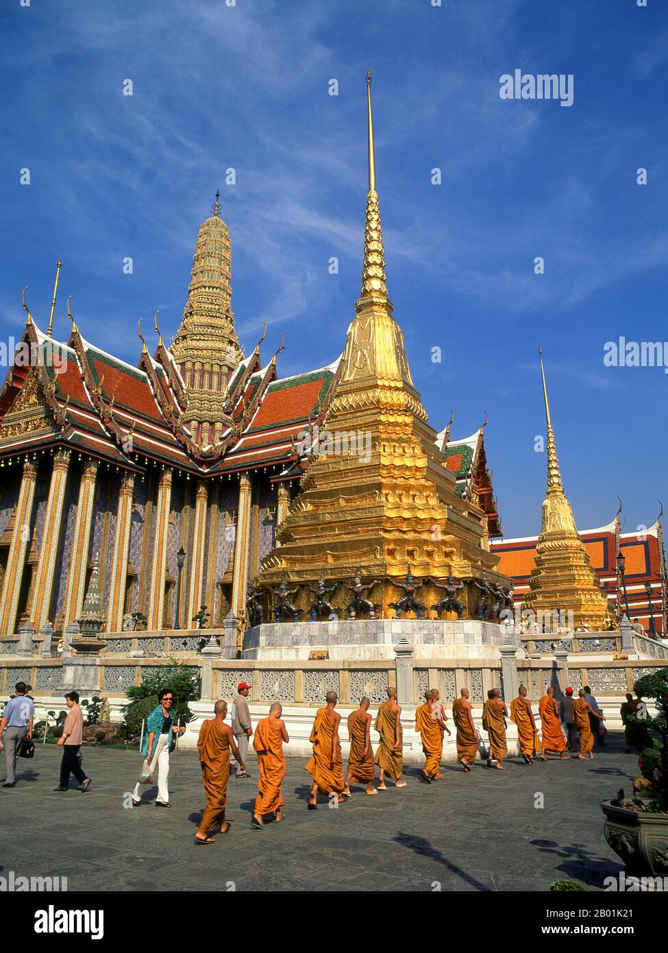 Thaïlande : Wat Phra Kaew (Temple du Bouddha d'émeraude), Bangkok. Wat Phra Kaew (Temple du Bouddha d'émeraude) ; nom officiel complet Wat Phra si Rattana Satsadaram est considéré comme le temple bouddhiste le plus sacré en Thaïlande. Il est situé dans l'enceinte du Grand Palais. Le Grand Palais a servi de résidence officielle des rois de Thaïlande à partir du 18e siècle. La construction du palais a commencé en 1782, sous le règne du roi Rama Ier, quand il a déplacé la capitale de l'autre côté du fleuve de Thonburi à Bangkok. Banque D'Images