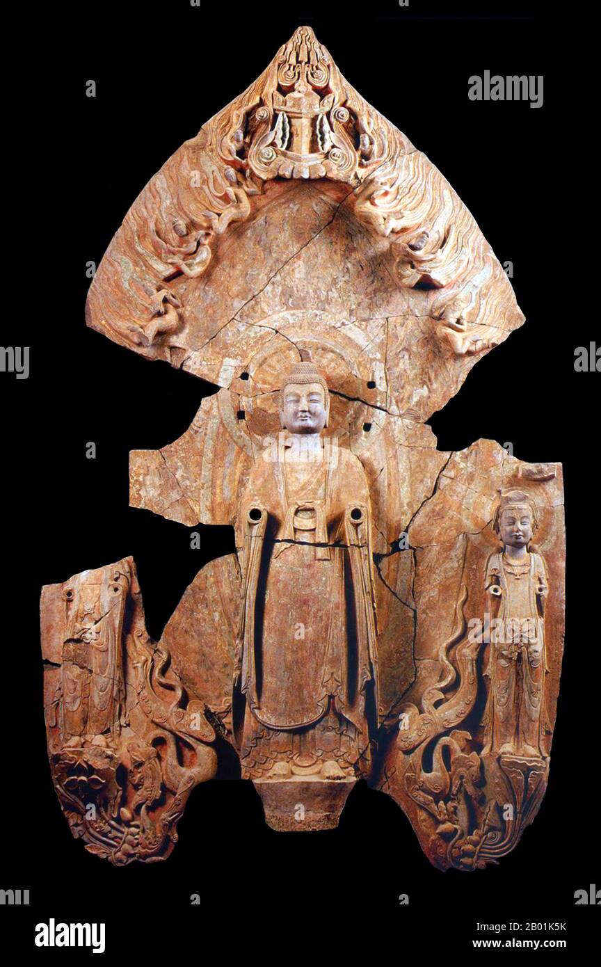 Chine : Stèle calcaire d'un Bouddha et de deux bodhisattvas, dynastie Wei orientale (534-550 EC), Musée de Qingzhou, province du Shandong. La dynastie des Wei de l'est a suivi la désintégration des Wei du Nord et a régné sur le nord de la Chine de 534 à 550. En 534, Gao Huan, le potentat de la moitié orientale de ce qui était le territoire du Wei du Nord à la suite de la désintégration de la dynastie des Wei du Nord, installe Yuan Shanjian descendant des Wei du Nord comme dirigeant du Wei de l'est. Yuan Shanjian était un dirigeant fantoche car le pouvoir réel était entre les mains de Gao Huan. Banque D'Images