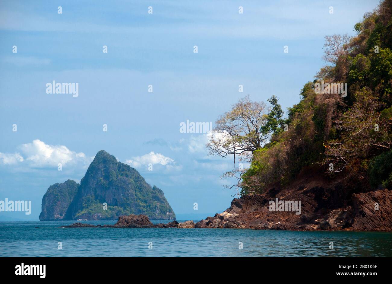 Thaïlande : Ko Kradan, province de Trang. Ko Kradan se trouve à 13 km (8 miles) au sud de la jetée de Pak Meng de Trang et est juste l'une des perles de la mer d'Andaman qui se trouvent au large de la côte sud-ouest de Trang. La province de Trang dépendait de l'extraction de l'étain jusqu'à ce que les premiers plants de caoutchouc soient introduits en Thaïlande vers 1901 - une partie d'un long voyage depuis l'Amérique du Sud via les États malais voisins. Le caoutchouc, l'huile de palme et la pêche sont les piliers de l'économie de la province. Le tourisme a un impact croissant alors que la côte et les îles Andaman de Trang sont de plus en plus développées et popularisées. Banque D'Images