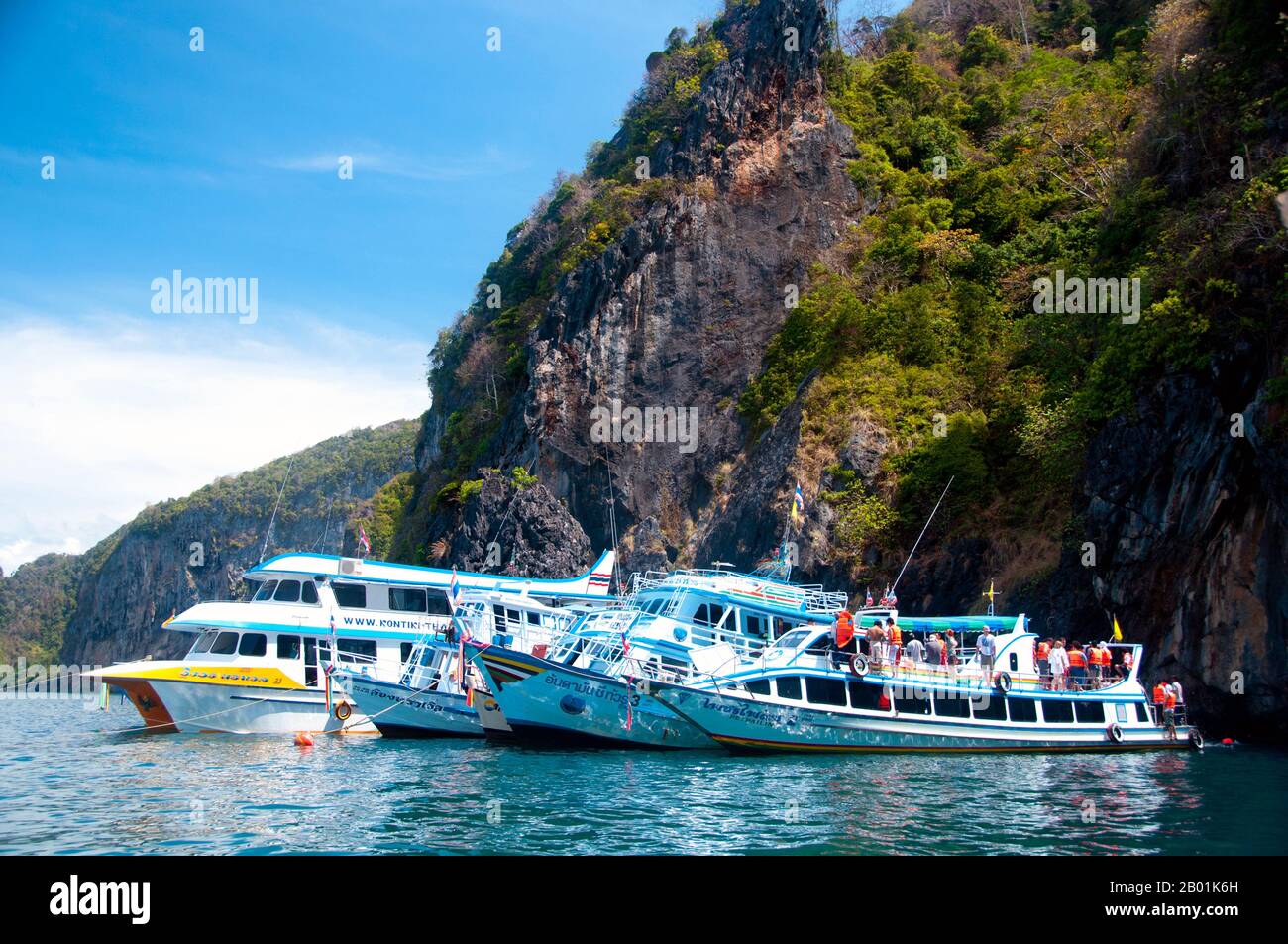 Thaïlande : bateaux d'excursion à Tham Morakot (grotte d'émeraude), Ko Muk, province de Trang. Ko Muk ou «Pearl Island» se trouve à 13 km (8 miles) au sud de Trang's Pak Meng Pier. Jusqu'à assez récemment, une destination reculée de Backpacker avec une petite population résidente de Chao Lae «Sea Gypsies», Ko Muk se développe rapidement pour devenir une destination plus haut de gamme. Tham Morakot ou « Emerald Cave » est une attraction locale majeure. Les visiteurs doivent nager environ 75 mètres (240 pieds) à travers une caverne remplie d'eau à marée haute, une partie de la baignade étant dans l'obscurité virtuelle, pour atteindre un hong ou un lagon rempli de mer. Banque D'Images