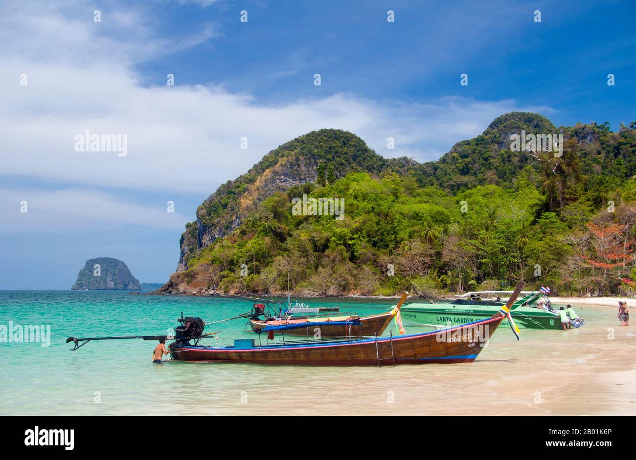 Thaïlande : Hat Farang, Ko Muk, province de Trang. Ko Muk ou «Pearl Island» se trouve à 13 km (8 miles) au sud de Trang's Pak Meng Pier. Jusqu'à assez récemment, une destination reculée de Backpacker avec une petite population résidente de Chao Lae «Sea Gypsies», Ko Muk se développe rapidement pour devenir une destination plus haut de gamme. Tham Morakot ou « Emerald Cave » est une attraction locale majeure. Les visiteurs doivent nager environ 75 mètres (240 pieds) à travers une caverne remplie d'eau à marée haute, une partie de la baignade étant dans l'obscurité virtuelle, pour atteindre un hong ou un lagon rempli de mer qui est autrement coupé du monde extérieur. Banque D'Images