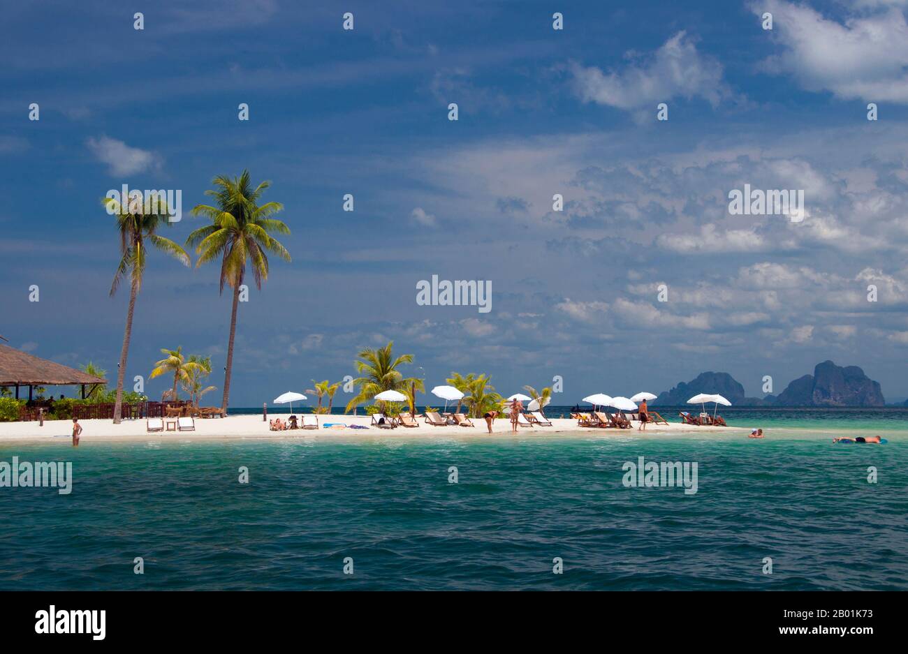 Thaïlande : Sivalai Beach Resort, Ko Muk, province de Trang. Ko Muk ou «Pearl Island» se trouve à 13 km (8 miles) au sud de Trang's Pak Meng Pier. Jusqu'à assez récemment, une destination reculée de Backpacker avec une petite population résidente de Chao Lae «Sea Gypsies», Ko Muk se développe rapidement pour devenir une destination plus haut de gamme. Tham Morakot ou « Emerald Cave » est une attraction locale majeure. Les visiteurs doivent nager environ 75 mètres (240 pieds) à travers une caverne remplie d'eau à marée haute, une partie de la baignade étant dans l'obscurité virtuelle, pour atteindre un hong ou un lagon rempli de mer. Banque D'Images