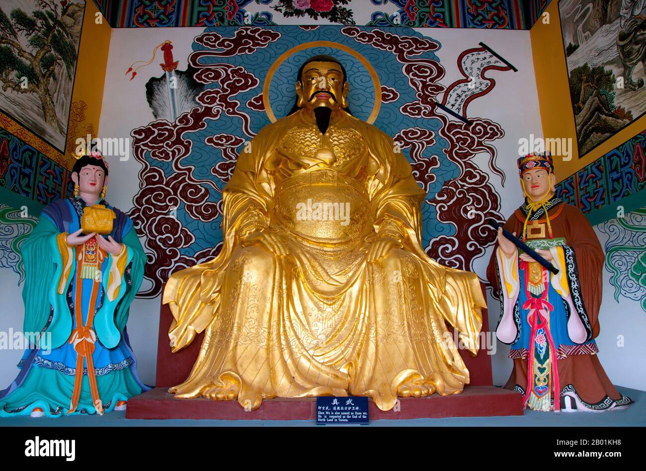 Chine : Xuan Wu (Dieu de la Terre du Nord) dans l'un des pavillons des hommes longs (porte du Dragon), Xishan (collines de l'Ouest), près de Kunming, province du Yunnan. Xuan Wu (le Martial sombre ou le Martial mystérieux), connu à titre posthume comme l'empereur supérieur céleste sombre ou mystérieux (Xuan Tian Shang Di), ainsi que le Grand empereur guerrier vrai (Zhen Wu Da Di), communément appelé Empereur du Nord (BEI Di) ou Empereur Seigneur (Di Gong), il est l'une des divinités taoïstes de rang supérieur, et l'une des divinités les plus vénérées en Chine. Xuan Wu est vénéré comme un dieu puissant, capable de contrôler les éléments. Banque D'Images