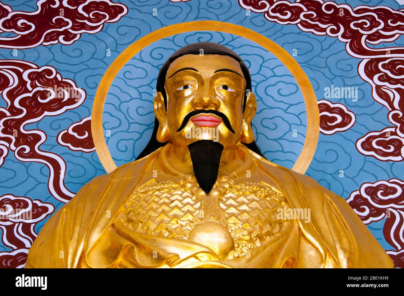 Chine : Xuan Wu (Dieu de la Terre du Nord) dans l'un des pavillons des hommes longs (porte du Dragon), Xishan (collines de l'Ouest), près de Kunming, province du Yunnan. Xuan Wu (le Martial sombre ou le Martial mystérieux), connu à titre posthume comme l'empereur supérieur céleste sombre ou mystérieux (Xuan Tian Shang Di), ainsi que le Grand empereur guerrier vrai (Zhen Wu Da Di), communément appelé Empereur du Nord (BEI Di) ou Empereur Seigneur (Di Gong), il est l'une des divinités taoïstes de rang supérieur, et l'une des divinités les plus vénérées en Chine. Xuan Wu est vénéré comme un dieu puissant, capable de contrôler les éléments. Banque D'Images