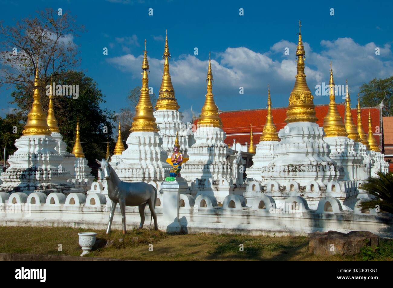 Thaïlande : Wat Chedi Sao, Lampang, province de Lampang. Wat Chedi Sao ou « le monastère des vingt-Chedis » est célèbre pour ses 20 chedis blanchis à la chaux, qui sont un mélange de birman et de design Lanna. Le temple contient également un Bouddha de style Chiang Saen appelé localement Phra Chao Than Chai. L'image mesure seulement 38 cm de haut, mais pèse un stupéfiant 150 kg. Lampang a été fondée à l'origine au cours de la période Dvaravati du 7e siècle. Il ne reste rien de ces premiers temps, mais la ville est riche en temples, dont beaucoup ont une saveur distinctement birmane. Banque D'Images