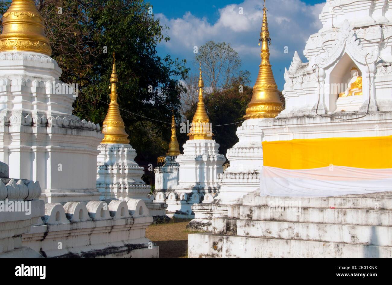 Thaïlande : Wat Chedi Sao, Lampang, province de Lampang. Wat Chedi Sao ou « le monastère des vingt-Chedis » est célèbre pour ses 20 chedis blanchis à la chaux, qui sont un mélange de birman et de design Lanna. Le temple contient également un Bouddha de style Chiang Saen appelé localement Phra Chao Than Chai. L'image mesure seulement 38 cm de haut, mais pèse un stupéfiant 150 kg. Lampang a été fondée à l'origine au cours de la période Dvaravati du 7e siècle. Il ne reste rien de ces premiers temps, mais la ville est riche en temples, dont beaucoup ont une saveur distinctement birmane. Banque D'Images