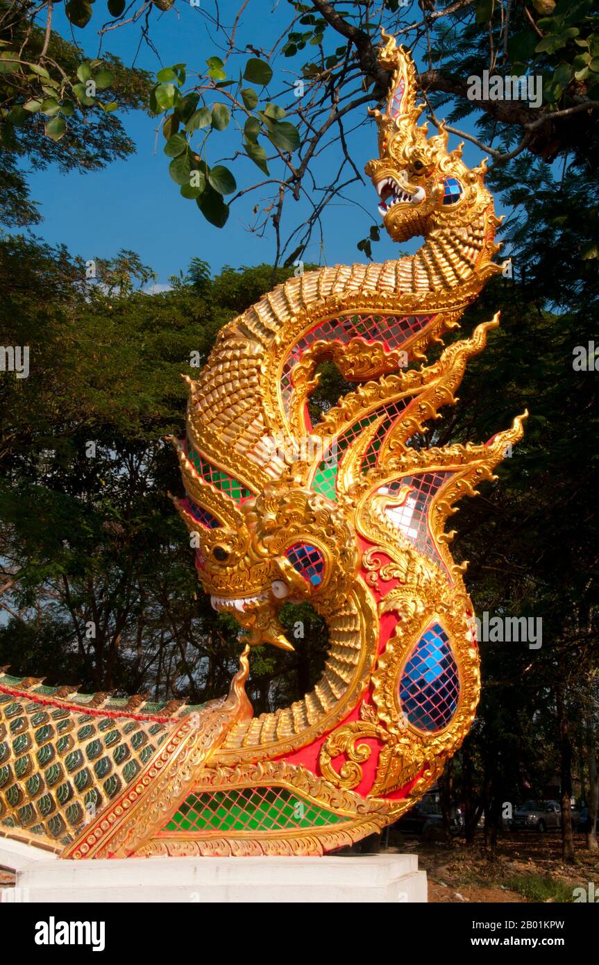 Thaïlande : balustrade Naga (serpent mythique), Wat Phra Kaeo Don Tao, Lampang, province de Lampang. En 1436, le roi Sam Fang Kaen de Chiang Mai organisa une procession de l'image du Bouddha d'émeraude de Chiang Rai à Chiang Mai. L'éléphant portant l'image courut vers Lampang et, en arrivant à Lampang, refusa de se déplacer. Le roi a donné l'ordre de placer l'image dans Wat Phra Kaeo Don Tao. 32 ans plus tard, il a été déplacé à Chiang Mai. Wat Phra Kaeo Don Tao (le monastère du Bouddha d'émeraude sur le jar d'eau Knoll) est le temple le plus important de Lampang ayant autrefois abrité le Bouddha d'émeraude. Banque D'Images