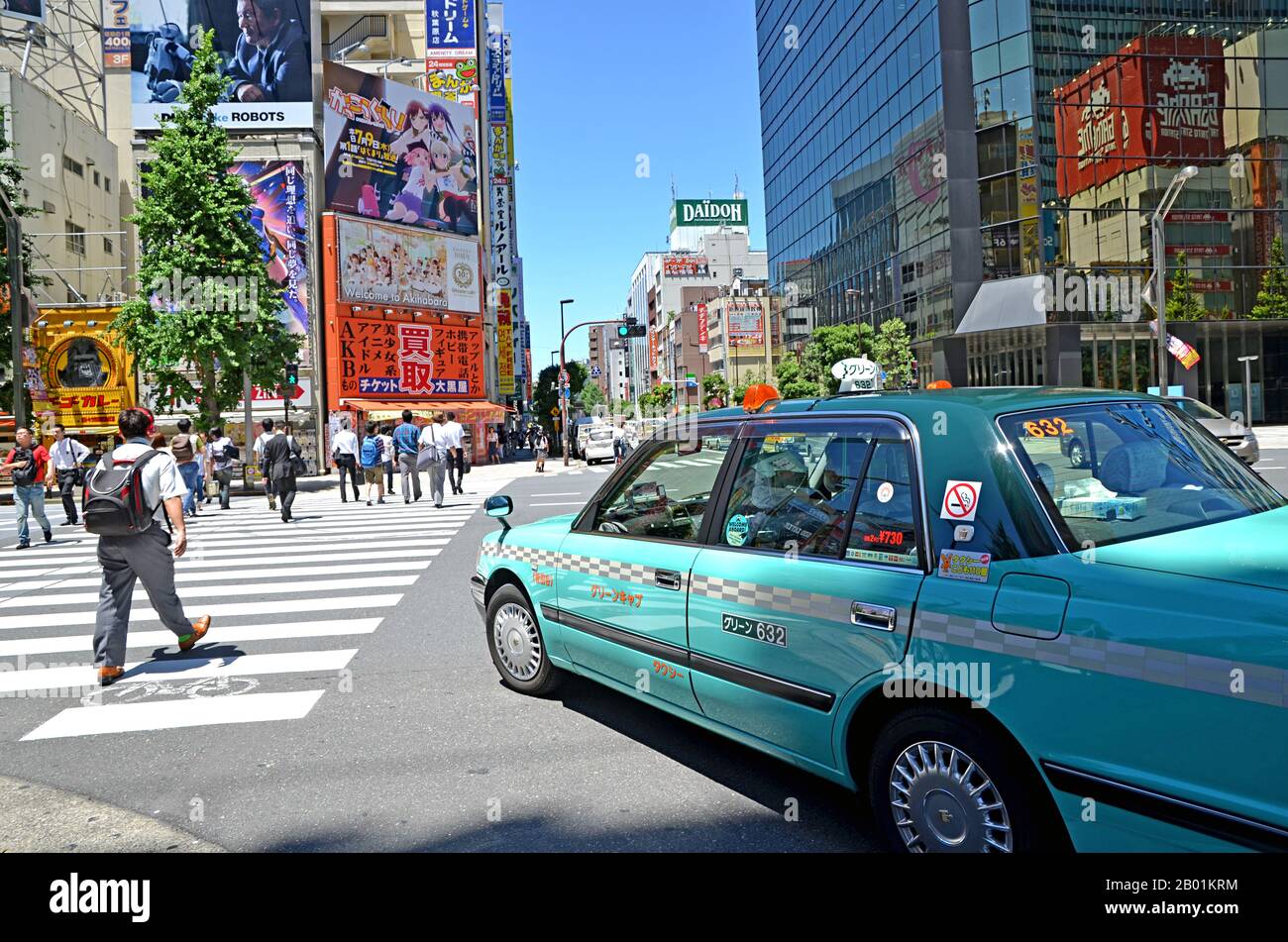 Tokyo, Japon - 14 juillet 2015 : rues du quartier d'Akihabara à Tokyo avec ses immenses centres commerciaux, ses bannières lumineuses et ses cafés de bonne fille Banque D'Images