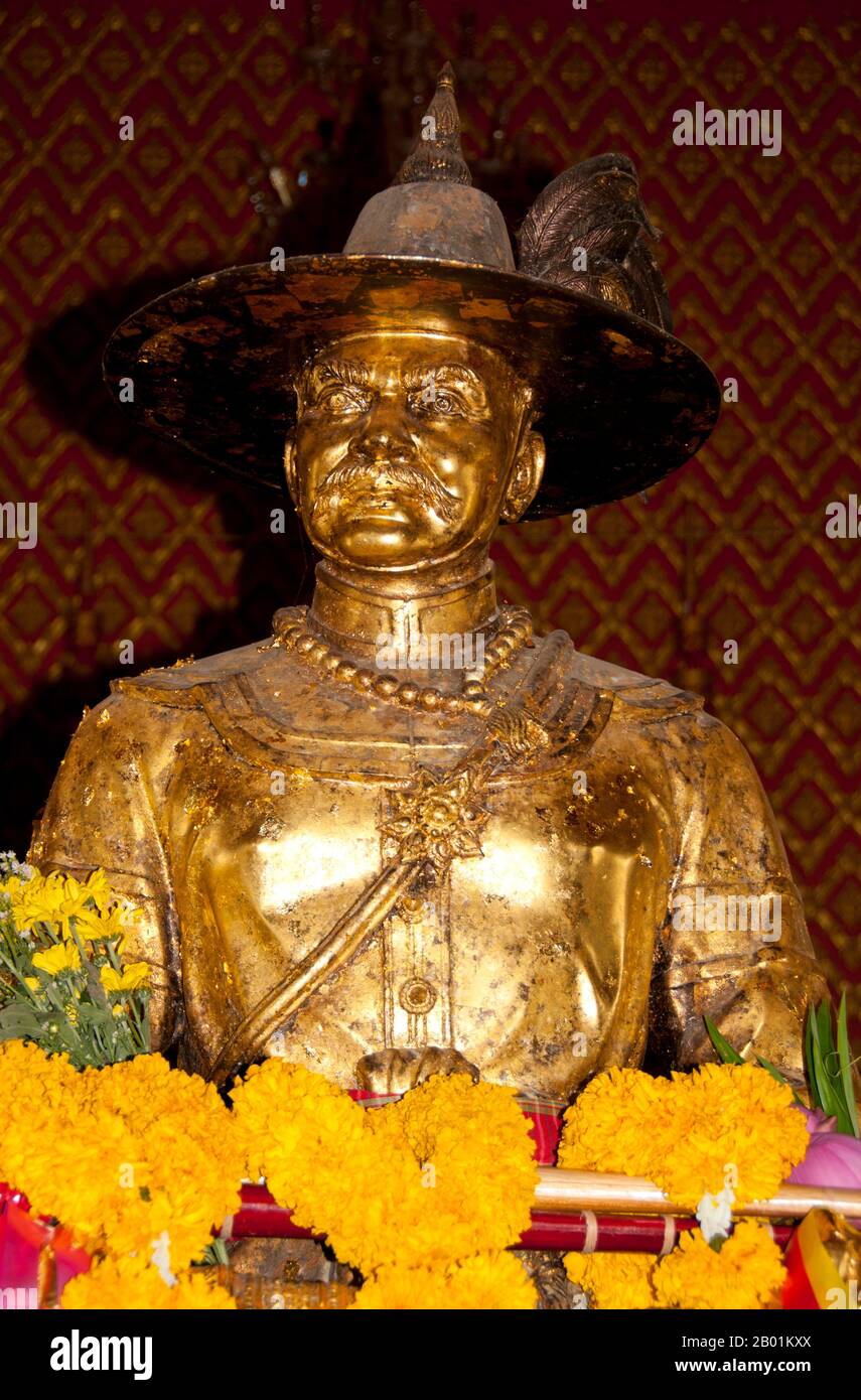 Thaïlande : sanctuaire du roi Taksin, Rayong, province de Rayong. Le roi Taksin (Somdet Phra Chao Taksin Maharat ; 17 avril 1734 - 7 avril 1782) était le seul roi du Royaume de Thonburi. Il est grandement vénéré par le peuple thaïlandais pour son leadership dans la libération du Siam de l'occupation birmane après la deuxième chute d'Ayutthaya en 1767, et l'unification ultérieure du Siam après sa chute sous divers seigneurs de guerre. Le roi Taksin établit Thonburi comme sa nouvelle capitale, Ayutthaya ayant été presque complètement détruite par les Birmans. Son règne a été caractérisé par de nombreuses guerres, combattues pour repousser les Birmans. Banque D'Images
