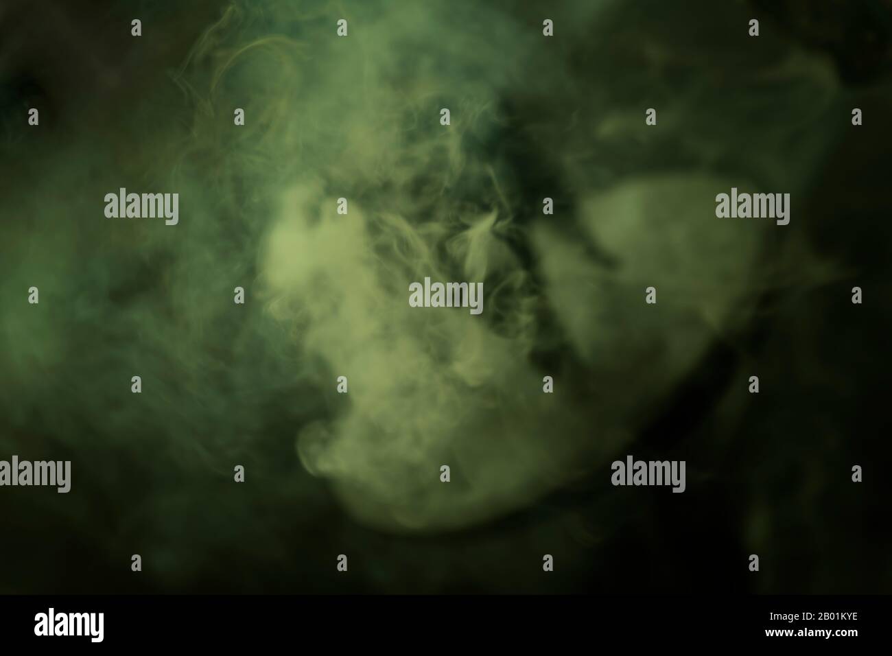 Flou, vert menthe, wisp de fumée de l'encens brûlant. Image de texture d'arrière-plan souple et floue. Banque D'Images