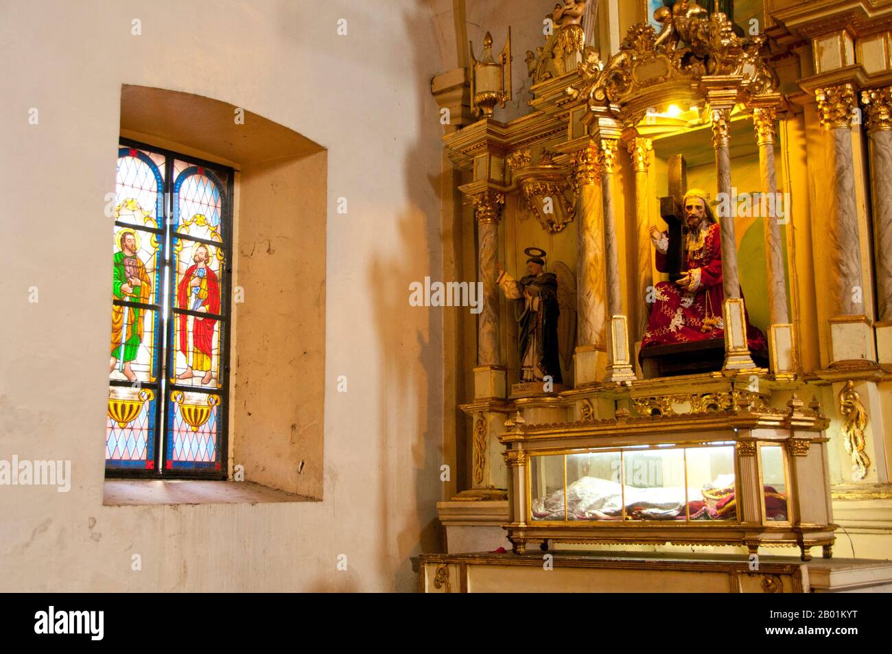 Philippines : Jésus portant sa croix, St. Cathédrale Paul, Vigan, province d'Ilocos sur, île de Luzon. L'actuelle St. La cathédrale Paul a été construite en 1641. Il y avait eu une chapelle plus modeste en bois et en chaume construite sur le même site en 1574, mais elle a subi deux fois les ravages des tremblements de terre, d'abord en 1619, puis quelques années plus tard en 1627. La ville de Vigan est la capitale de la province d'Ilocos sur et située sur la côte ouest de l'île de Luzon. Vigan est la seule ville historique survivante aux Philippines qui remonte au 15e siècle période coloniale espagnole. Banque D'Images