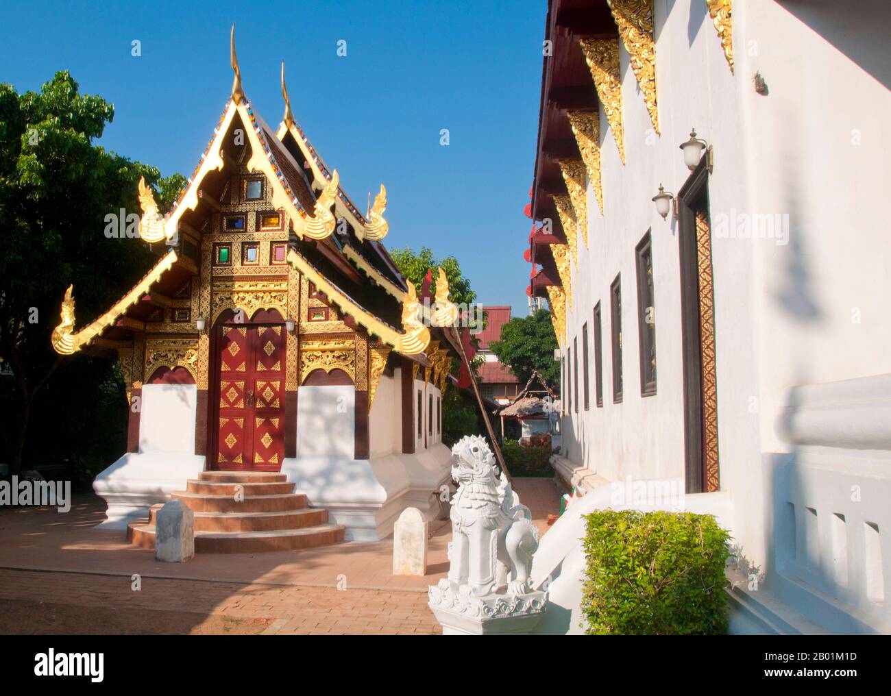 Thaïlande : Ubosot (salle d'ordination), Wat Duang Di, Chiang Mai, nord de la Thaïlande. Wat Duang Di ou «le monastère de la chance» date du 19e siècle et est célèbre pour ses frontons sculptés et autres décorations en stuc. Le roi Mengrai a fondé la ville de Chiang Mai (signifiant « nouvelle ville ») en 1296, et elle a succédé à Chiang Rai comme capitale du royaume de Lanna. Chiang Mai parfois écrit comme 'Chiengmai' ou 'Chiangmai', est la ville la plus grande et la plus culturellement significative du nord de la Thaïlande. Banque D'Images