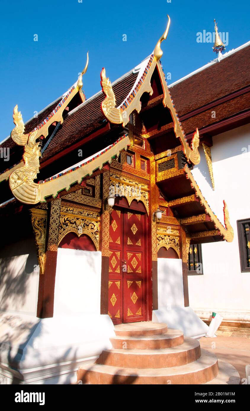 Thaïlande : Ubosot (salle d'ordination), Wat Duang Di, Chiang Mai, nord de la Thaïlande. Wat Duang Di ou «le monastère de la chance» date du 19e siècle et est célèbre pour ses frontons sculptés et autres décorations en stuc. Le roi Mengrai a fondé la ville de Chiang Mai (signifiant « nouvelle ville ») en 1296, et elle a succédé à Chiang Rai comme capitale du royaume de Lanna. Chiang Mai parfois écrit comme 'Chiengmai' ou 'Chiangmai', est la ville la plus grande et la plus culturellement significative du nord de la Thaïlande. Banque D'Images