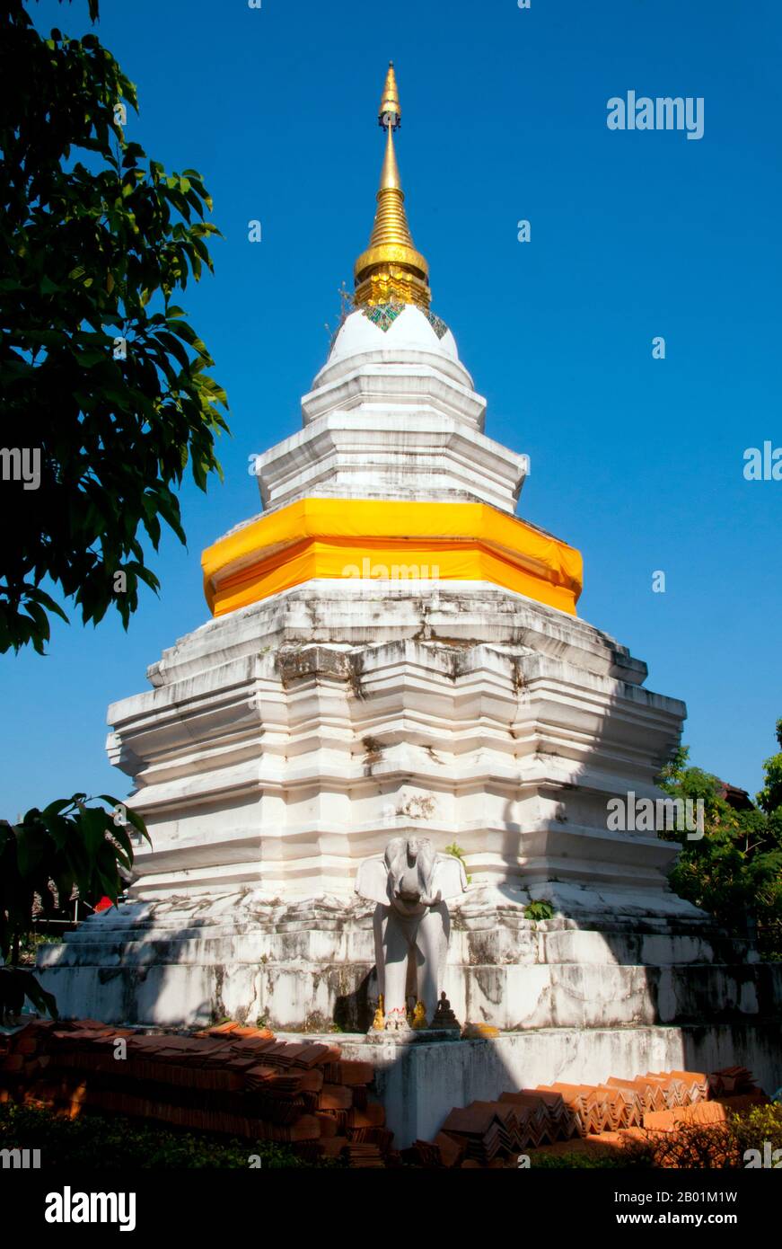 Thaïlande : Chedi, Wat Duang Di, Chiang Mai, nord de la Thaïlande. Wat Duang Di ou «le monastère de la chance» date du 19e siècle et est célèbre pour ses frontons sculptés et autres décorations en stuc. Le roi Mengrai a fondé la ville de Chiang Mai (signifiant « nouvelle ville ») en 1296, et elle a succédé à Chiang Rai comme capitale du royaume de Lanna. Chiang Mai parfois écrit comme 'Chiengmai' ou 'Chiangmai', est la ville la plus grande et la plus culturellement significative du nord de la Thaïlande. Banque D'Images