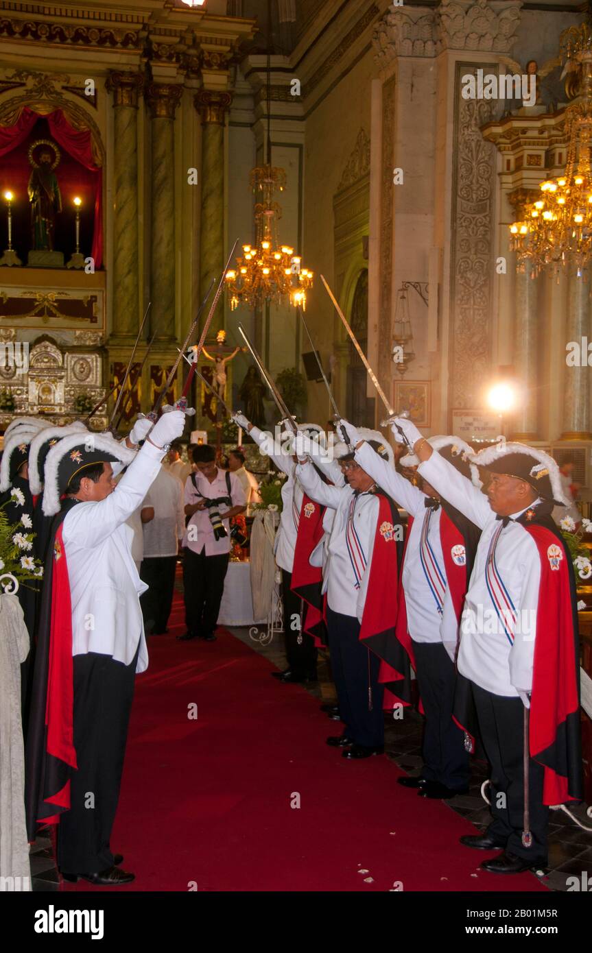 Philippines : une garde d'honneur lors d'un mariage à l'église San Agustin (Saint Augustin), Intramuros, Manille. L'église San Agustin d'origine a été la première structure religieuse construite sur l'île de Luzon et a été achevée en 1571. L'église actuelle a été mise à feu en 1604 et est la plus ancienne église encore debout aux Philippines ; aucun autre bâtiment survivant n'a été prétendu être antérieur à l'église San Agustin. Intramuros est le plus ancien quartier et le centre historique de Manille. Surnommée la « ville fortifiée », l'Intramuros fortifiée était toute l'étendue de la ville de Manille et le siège de la domination coloniale espagnole. Banque D'Images