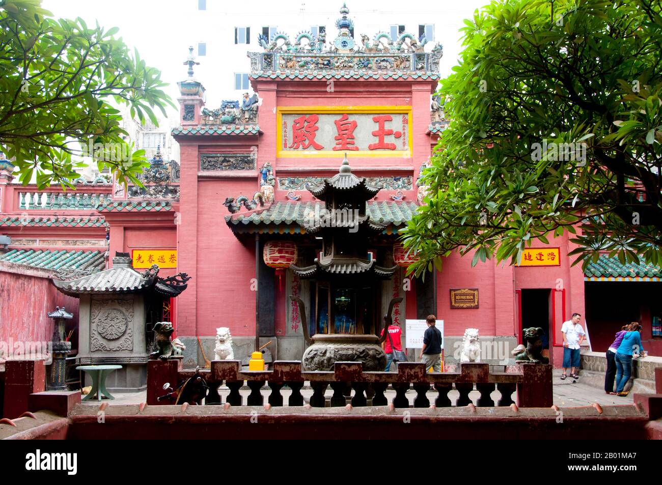 Vietnam : la cour en face de la Pagode de l'Empereur de Jade, Ho Chi Minh ville (Saigon). Chua Ngoc Hoang ou «Pagode de l'empereur de jade» a été construit en 1909, c'est un temple chinois spectaculairement coloré dédié à Ngoc Huang, empereur de jade du panthéon taoïste. L'Empereur de Jade est le souverain taoïste du ciel et de tous les royaumes d'existence ci-dessous, y compris celui de l'Homme et de l'Enfer, selon la mythologie taoïste. Il est l'un des dieux les plus importants du panthéon de la religion traditionnelle chinoise. Dans la croyance taoïste, l'Empereur de Jade gouverne tout le Royaume des mortels et en dessous. Banque D'Images