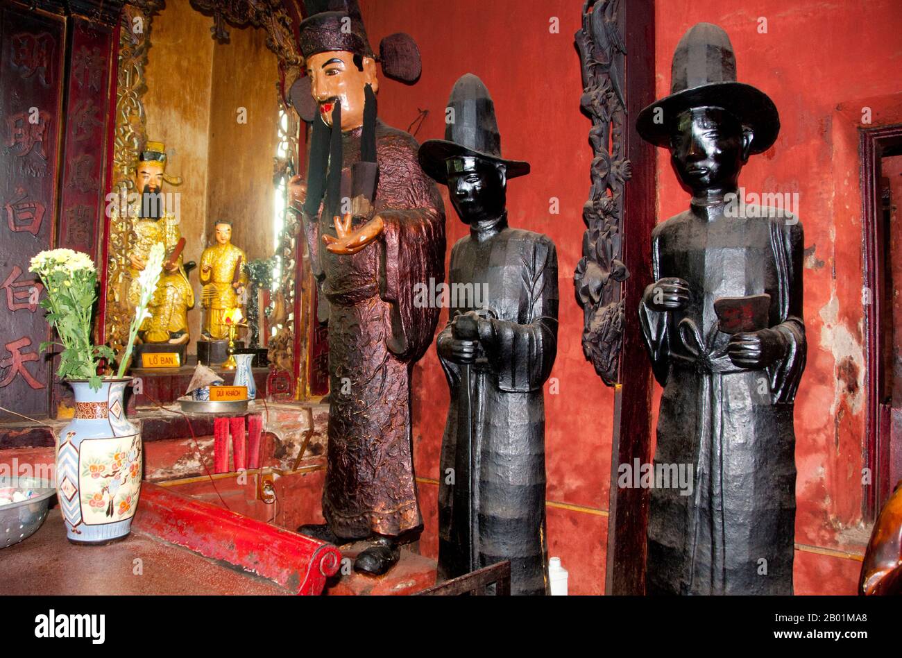 Vietnam : les serviteurs du roi de l'enfer, pagode de l'empereur de Jade, Ho Chi Minh ville (Saigon). Chua Ngoc Hoang ou «Pagode de l'empereur de jade» a été construit en 1909, c'est un temple chinois spectaculairement coloré dédié à Ngoc Huang, empereur de jade du panthéon taoïste. L'Empereur de Jade est le souverain taoïste du ciel et de tous les royaumes d'existence ci-dessous, y compris celui de l'Homme et de l'Enfer, selon la mythologie taoïste. Il est l'un des dieux les plus importants du panthéon de la religion traditionnelle chinoise. Dans la croyance taoïste, l'Empereur de Jade gouverne tout le Royaume des mortels et en dessous. Banque D'Images