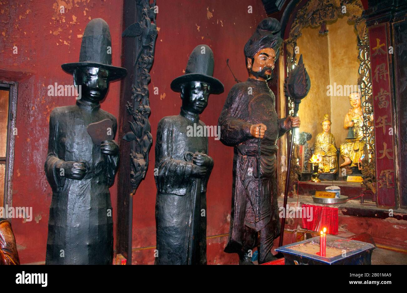 Vietnam : les serviteurs du roi de l'enfer, pagode de l'empereur de Jade, Ho Chi Minh ville (Saigon). Chua Ngoc Hoang ou «Pagode de l'empereur de jade» a été construit en 1909, c'est un temple chinois spectaculairement coloré dédié à Ngoc Huang, empereur de jade du panthéon taoïste. L'Empereur de Jade est le souverain taoïste du ciel et de tous les royaumes d'existence ci-dessous, y compris celui de l'Homme et de l'Enfer, selon la mythologie taoïste. Il est l'un des dieux les plus importants du panthéon de la religion traditionnelle chinoise. Dans la croyance taoïste, l'Empereur de Jade gouverne tout le Royaume des mortels et en dessous. Banque D'Images