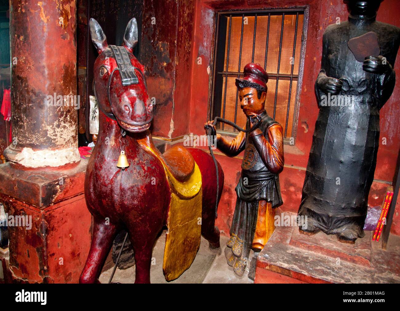 Vietnam : le cheval chanceux du roi de l'enfer avec accompagnateur, pagode de l'empereur de jade, Ho Chi Minh ville (Saigon). Chua Ngoc Hoang ou «Pagode de l'empereur de jade» a été construit en 1909, c'est un temple chinois spectaculairement coloré dédié à Ngoc Huang, empereur de jade du panthéon taoïste. L'Empereur de Jade est le souverain taoïste du ciel et de tous les royaumes d'existence ci-dessous, y compris celui de l'Homme et de l'Enfer, selon la mythologie taoïste. Il est l'un des dieux les plus importants du panthéon de la religion traditionnelle chinoise. Dans la croyance taoïste, l'Empereur de Jade gouverne tout le Royaume des mortels et en dessous. Banque D'Images