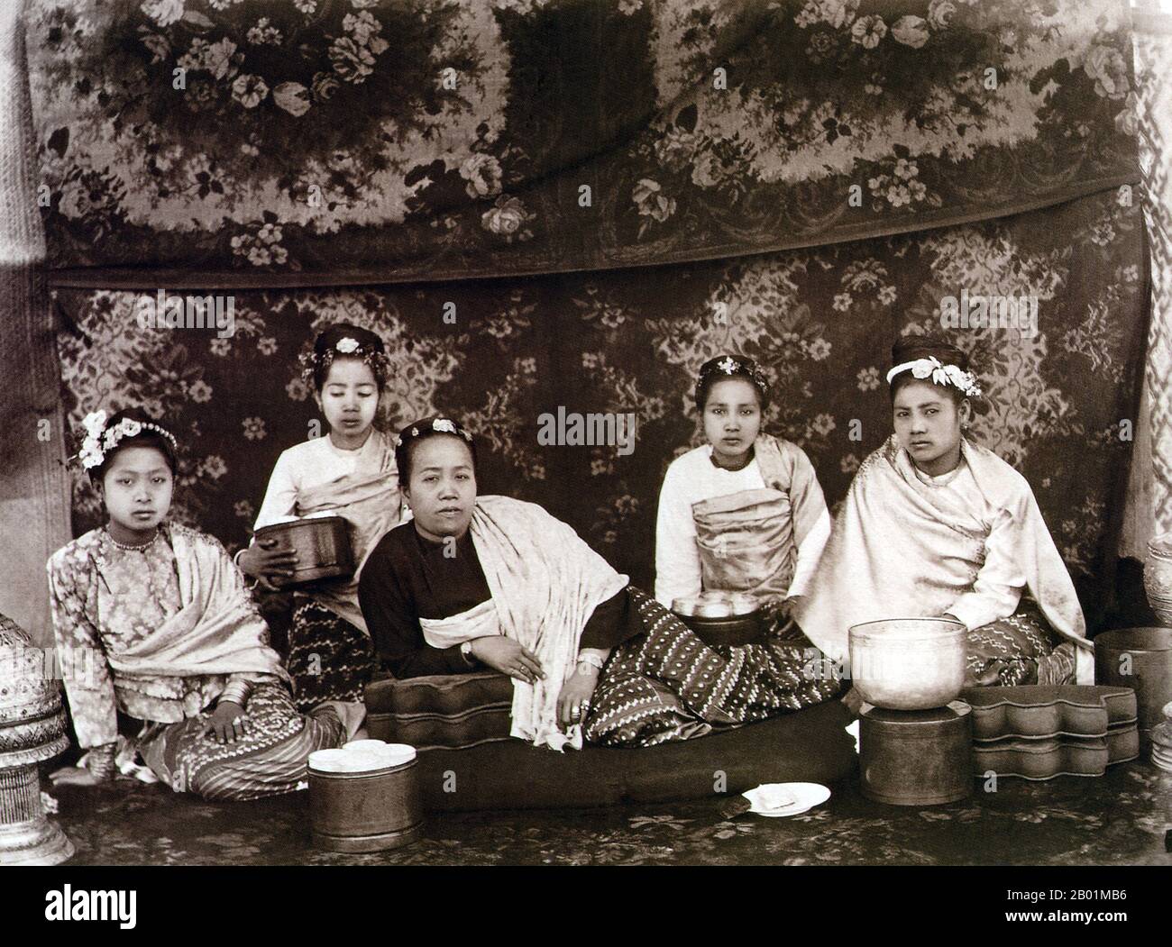 Birmanie/Myanmar : une mère et une fille aisées fréquentées par trois servantes. Photo de Felice Beato (1832 - 29 janvier 1909), c. 1885 Felice Beato, également connu sous le nom de Felix, était un photographe italo-britannique. Il a été l'un des premiers à prendre des photos en Asie de l'est et l'un des premiers photographes de guerre. Il est connu pour ses œuvres de genre, portraits et vues et panoramas de l'architecture et des paysages de l'Asie et de la région méditerranéenne. Les voyages de Beato lui ont donné l'occasion de créer des images de pays, de personnes et d'événements inconnus et éloignés pour la plupart des gens. Banque D'Images