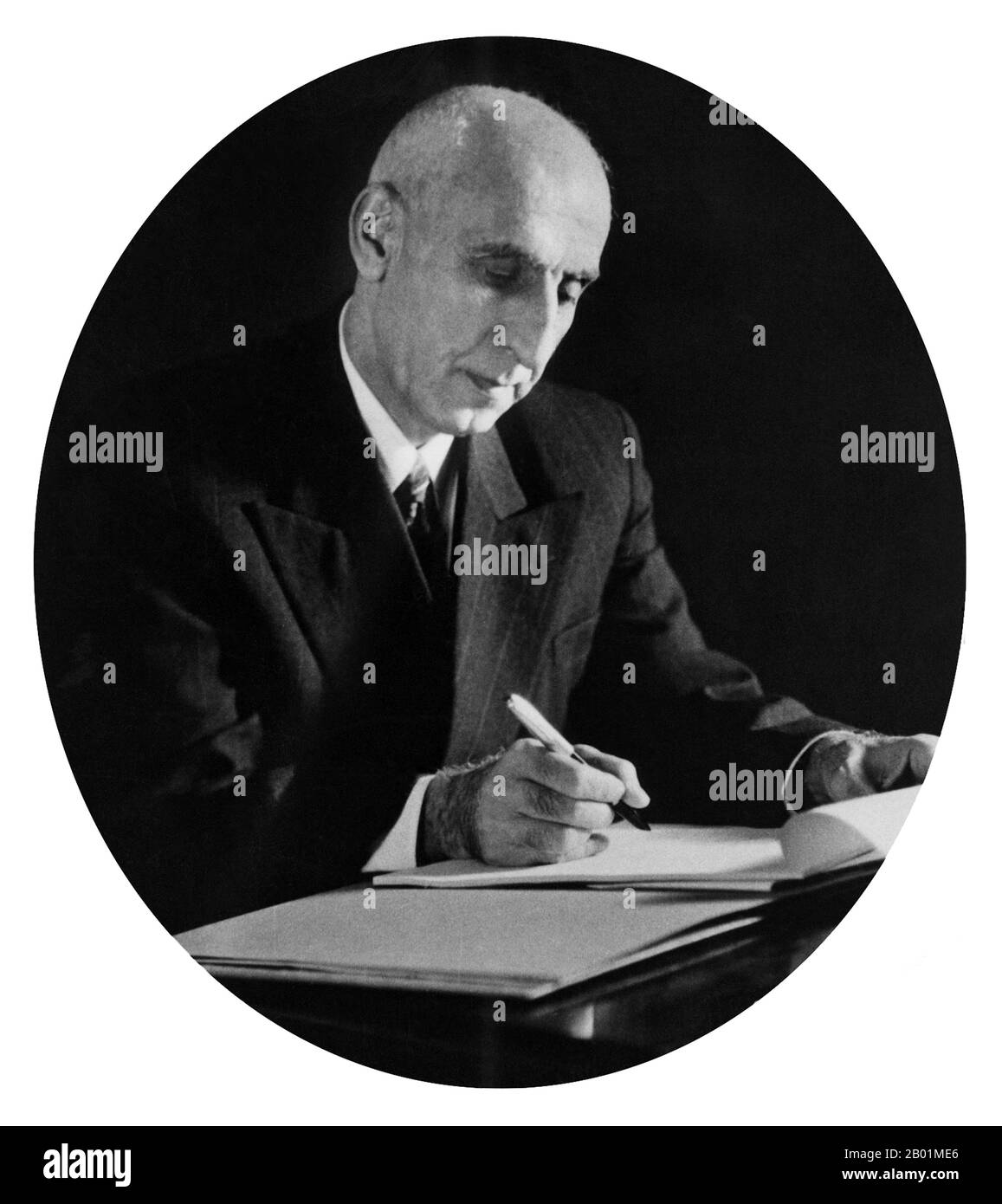 Iran/Perse : Mohammad Mosaddegh ou Mosaddeq, également orthographié Mosadeck ou Musaddiq (16 juin 1882 - 5 mars 1967), Premier ministre de l'Iran de 1951 jusqu'à son renversement par un coup d'État en 1953, le 20 juillet 1954. L'administration Mossadeq a introduit un large éventail de réformes sociales, mais elle a été surtout connue pour sa nationalisation de l'industrie pétrolière iranienne, qui était sous contrôle britannique depuis 1913 par l'intermédiaire de la Compagnie pétrolière anglo-persane. Mosaddegh a été démis du pouvoir par un coup d'État le 19 août 1953, organisé et exécuté par la CIA des États-Unis à la demande du MI6 britannique. Banque D'Images