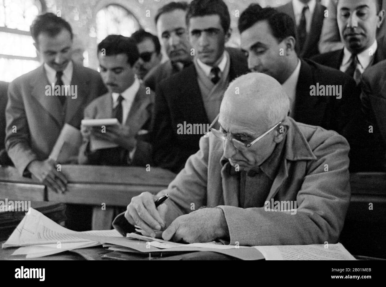 Iran/Perse : Mohammad Mosaddegh ou Mosaddeq, également orthographié Mosadeck ou Musaddiq (16 juin 1882 - 5 mars 1967), Premier ministre de l'Iran de 1951 jusqu'à son renversement par un coup d'État en 1953, c. 1950s. L'administration Mossadeq a introduit un large éventail de réformes sociales, mais elle a été surtout connue pour sa nationalisation de l'industrie pétrolière iranienne, qui était sous contrôle britannique depuis 1913 par l'intermédiaire de la Compagnie pétrolière anglo-persane. Mosaddegh a été démis du pouvoir par un coup d'État le 19 août 1953, organisé et exécuté par la CIA des États-Unis à la demande du MI6 britannique. Banque D'Images