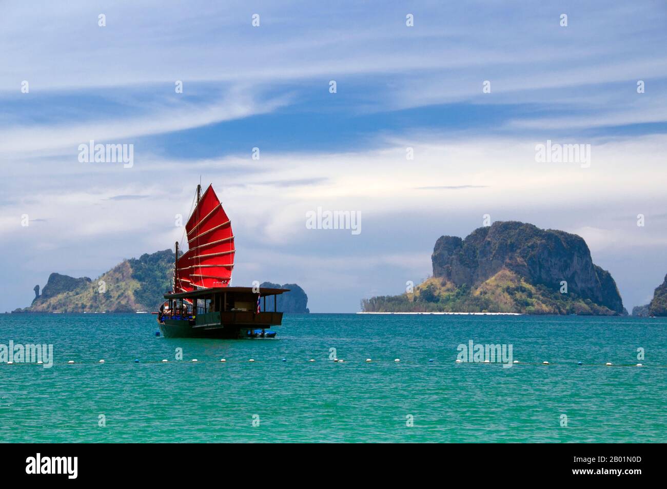 Thaïlande : jonque dans la baie de Hat Tham Phra Nang Beach, côte de Krabi. Hat Tham Phra Nang, la «Plage de la Dame vénérée», est une belle plage de sable blanc à l'extrémité sud de la petite péninsule séparant Rai le East Beach de Rai Leh West Beach. La plage est considérée par beaucoup comme la plus belle de la région de Krabi, et aussi l'une des plus belles du sud de la Thaïlande. Composé de sable blanc et croquant et abrité par de hautes falaises de calcaire, le cadre idéal est rehaussé par des affleurements karstiques pointus et aux formes étranges. Banque D'Images