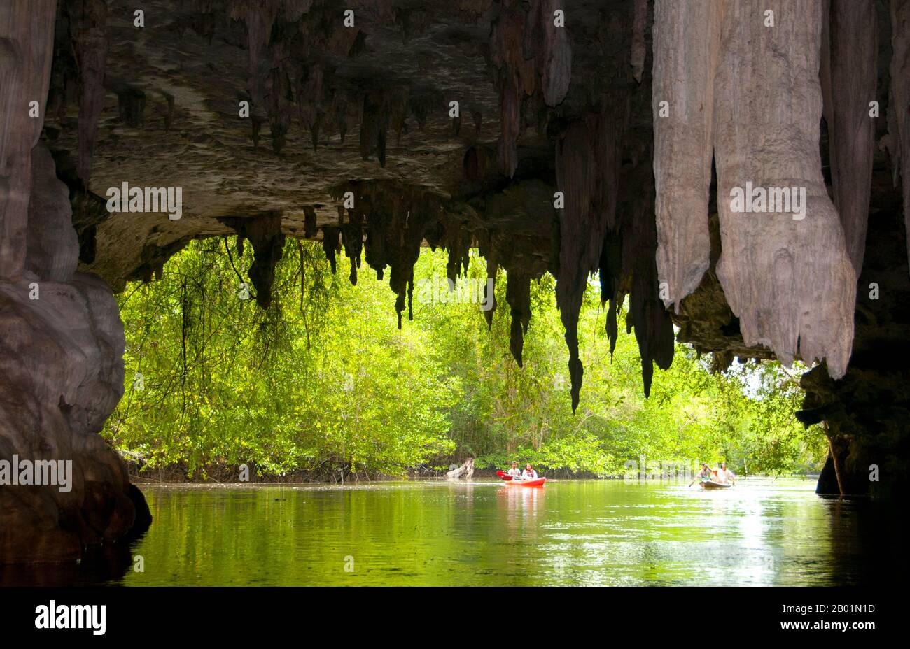 Thaïlande : kayak à travers la grotte de Tham Lot, Than Bokkharani National Park, province de Krabi. Le parc national de Than Bokkharani est situé dans la province de Krabi à environ 45 kilomètres (28 miles) au nord-ouest de la ville de Krabi. Le parc couvre une superficie de 121 kilomètres carrés (47 miles carrés) et est caractérisé par une série d'affleurements calcaires, des forêts tropicales persistantes, des forêts de mangroves, des marais tourbeux et de nombreuses îles. Il y a aussi de nombreuses grottes et complexes de grottes avec quelques stalagmites et stalactites spectaculaires. Than Bokkharani se concentre sur deux grottes bien connues, Tham Lot et Tham Phi Hua. Banque D'Images