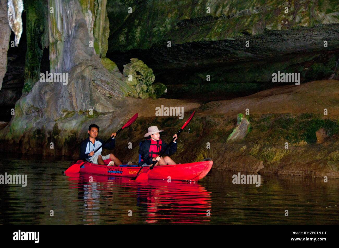 Thaïlande : kayak à travers la grotte de Tham Lot, Than Bokkharani National Park, province de Krabi. Le parc national de Than Bokkharani est situé dans la province de Krabi à environ 45 kilomètres (28 miles) au nord-ouest de la ville de Krabi. Le parc couvre une superficie de 121 kilomètres carrés (47 miles carrés) et est caractérisé par une série d'affleurements calcaires, des forêts tropicales persistantes, des forêts de mangroves, des marais tourbeux et de nombreuses îles. Il y a aussi de nombreuses grottes et complexes de grottes avec quelques stalagmites et stalactites spectaculaires. Than Bokkharani se concentre sur deux grottes bien connues, Tham Lot et Tham Phi Hua. Banque D'Images