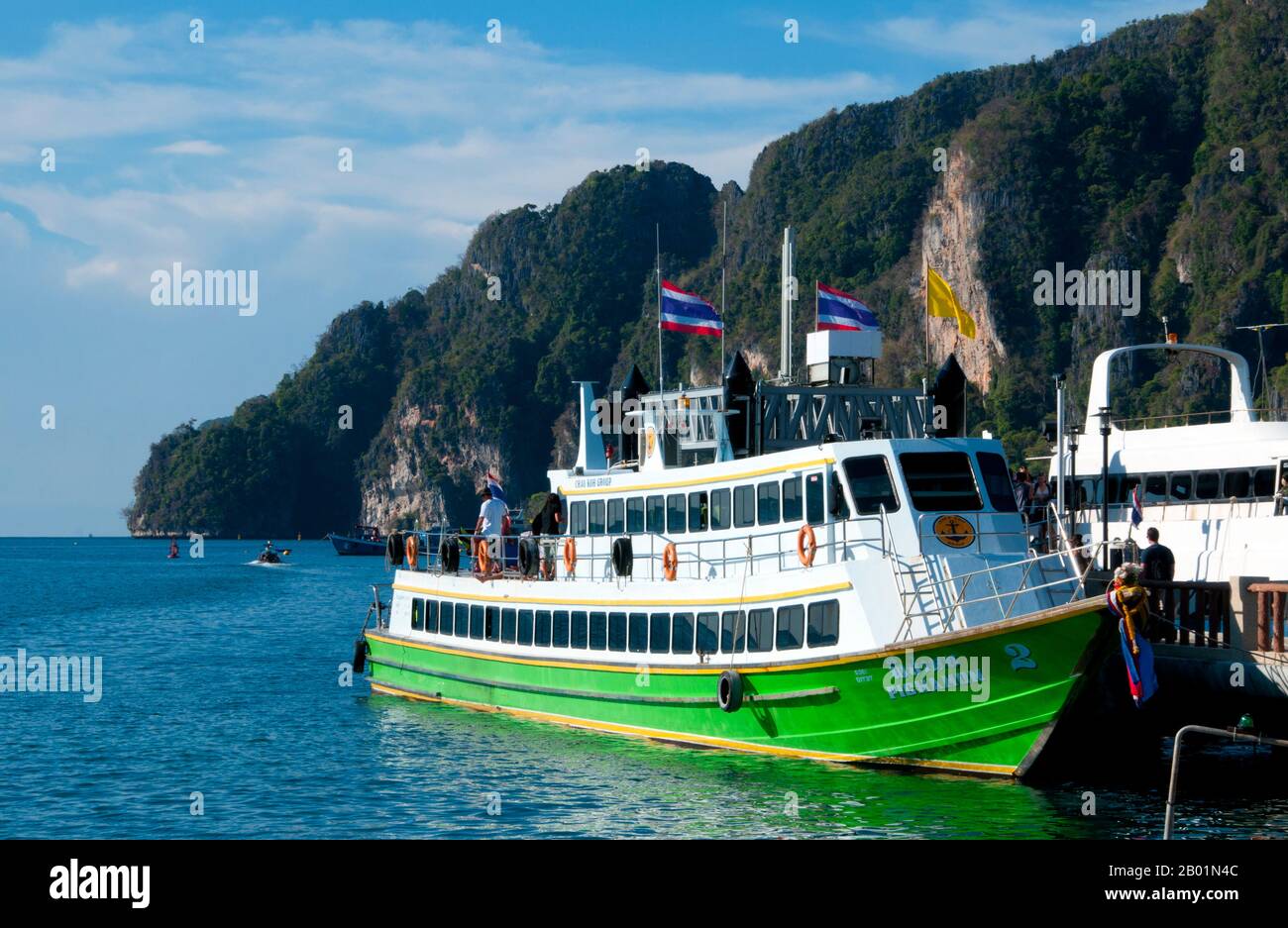 Thaïlande : ferry à l'embarcadère occupé dans la baie de Tonsai, Tonsai Village (Ban ton Sai), Ko Phi Phi Don, Ko Phi Phi. Ko Phi Phi se compose de deux îles, Phi Phi Leh et Phi Phi Don, situées au sud-est de Phuket. Tous deux font partie du parc marin national Hat Noppharat Thara Ko Phi Phi. Situé dans le centre de la mer de Phuket, Ko Phi Phi est presque à égale distance de Phuket et de Krabi et peut être atteint en bateau en environ deux heures. Phi Phi Don est la plus grande des deux îles, avec des collines pittoresques, des falaises abruptes, des plages de soie, des eaux azur et une vie remarquable d'oiseaux et de mer. Banque D'Images