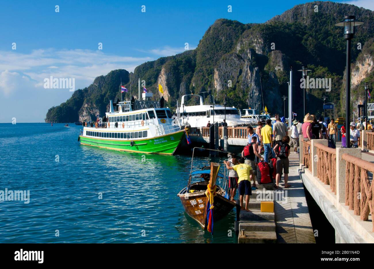 Thaïlande : ferry à l'embarcadère occupé dans la baie de Tonsai, Tonsai Village (Ban ton Sai), Ko Phi Phi Don, Ko Phi Phi. Ko Phi Phi se compose de deux îles, Phi Phi Leh et Phi Phi Don, situées au sud-est de Phuket. Tous deux font partie du parc marin national Hat Noppharat Thara Ko Phi Phi. Situé dans le centre de la mer de Phuket, Ko Phi Phi est presque à égale distance de Phuket et de Krabi et peut être atteint en bateau en environ deux heures. Phi Phi Don est la plus grande des deux îles, avec des collines pittoresques, des falaises abruptes, des plages de soie, des eaux azur et une vie remarquable d'oiseaux et de mer. Banque D'Images