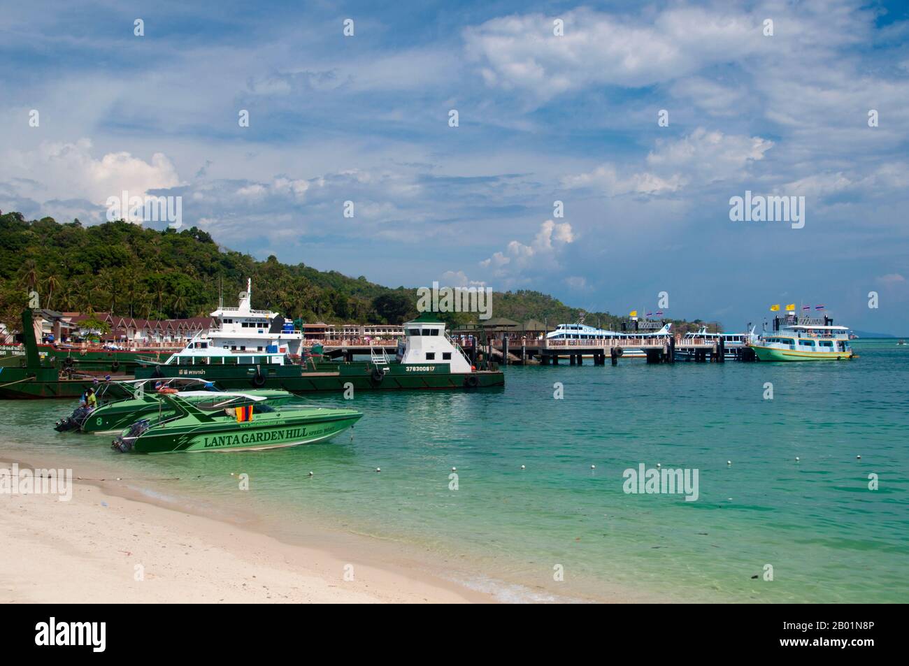 Thaïlande : hors-bord et embarcadère, baie de Tonsai, village de Tonsai (Ban ton Sai), Ko Phi Phi Don, Ko Phi Phi. Ko Phi Phi se compose de deux îles, Phi Phi Leh et Phi Phi Don, situées au sud-est de Phuket. Tous deux font partie du parc marin national Hat Noppharat Thara Ko Phi Phi. Situé dans le centre de la mer de Phuket, Ko Phi Phi est presque à égale distance de Phuket et de Krabi et peut être atteint en bateau en environ deux heures. Phi Phi Don est la plus grande des deux îles, avec des collines pittoresques, des falaises abruptes, des plages de soie, des eaux azur et une vie remarquable d'oiseaux et de mer. Banque D'Images