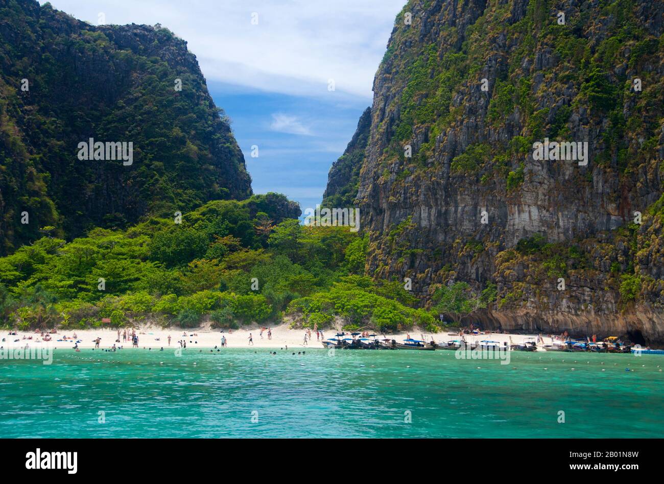 Thaïlande: AO Maya (baie Maya) rendue célèbre par le film hollywoodien 'la plage' avec Leonardo di Caprio, Ko Phi Phi Leh, Ko Phi Phi. Ko Phi Phi Phi se compose de deux îles, Phi Phi Leh et Phi Don, situées au sud-est de Phuket. Les deux font partie du parc marin national de Hat Noppharat Thara Ko Phi Phi. Situé dans le centre de la mer de Phuket, Ko Phi Phi est presque équidistant de Phuket et Krabi et peut être atteint en bateau en environ deux heures. Phi Phi Don est la plus grande des deux îles, avec des collines pittoresques, des falaises abruptes, des plages de silken, des eaux d'azur et une vie remarquable d'oiseaux et de mer. Banque D'Images