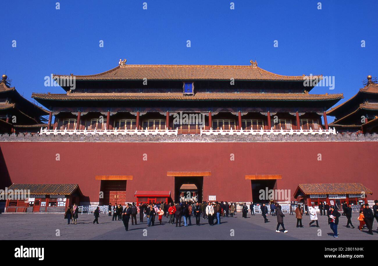Chine : porte du méridien (Wumen), Cité interdite (Zijin Cheng), Pékin. La porte Méridionale est la porte sud (et la plus grande) de la Cité interdite. Il a cinq arches. Les trois arches centrales sont proches l'une de l'autre ; les deux arches latérales sont plus éloignées des trois arches centrales. L'arche centrale était autrefois réservée à l'Empereur seul ; les exceptions étaient l'Impératrice, qui pouvait y entrer une fois le jour de son mariage, et les trois premiers érudits des examens triennaux de la fonction publique, qui quittaient les examens par l'arche centrale. Banque D'Images