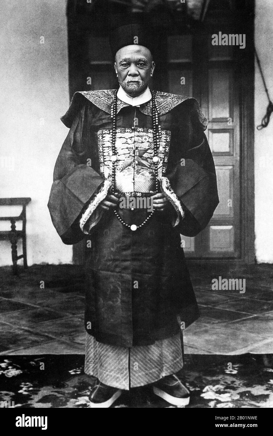 Malaisie : Chung Keng Quee (1821-1901), Kapitan Cina, fondateur et administrateur de Taiping en Malaisie péninsulaire, vêtu de robes mandarines de la dynastie Qing, fin du 19e siècle. Kapitan Cina ou Capitan China était à l'origine un titre portugais pour le représentant d'une enclave chinoise. Les dirigeants du 15e siècle de l'Asie du Sud-est, tels que Melaka (Malacca moderne) et Banten (ou Bantam), ont choisi de traiter avec un seul individu de chaque groupe ethnique sous leur règne. Cette méthode administrative de gouvernement indirect a été adoptée plus tard par les Portugais quand ils ont pris le contrôle de Melaka au 16e siècle. Banque D'Images