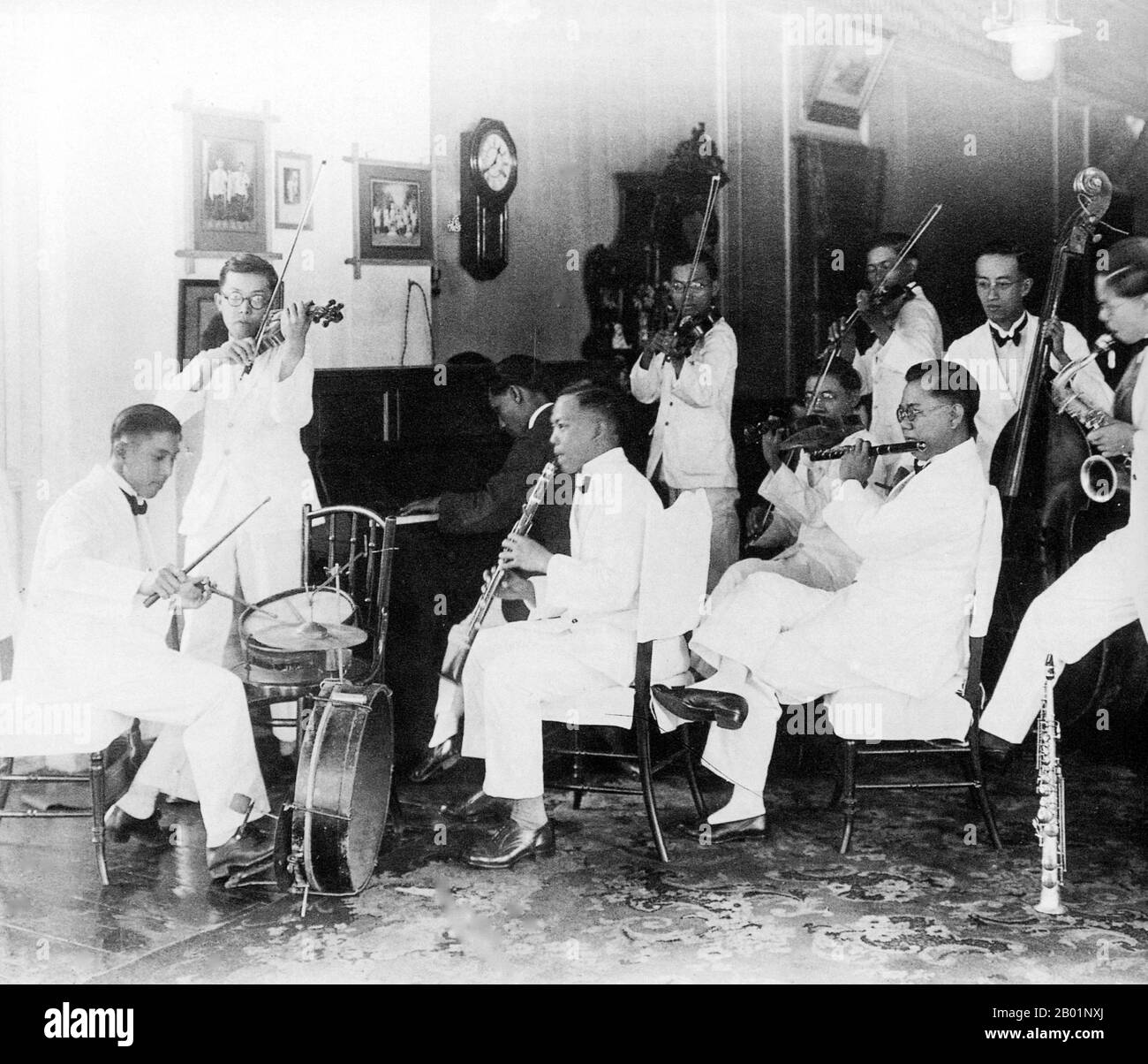 Malaisie/Singapour : Straits Chinese/Peranakan Jazz band, Penang, 1935. Peranakan Chinese et Baba-Nyonya sont des termes utilisés pour désigner les descendants des immigrants chinois de la fin des 15e et 16e siècles dans l'archipel malais-indonésien de Nusantara pendant l'ère coloniale. Les membres de cette communauté en Malaisie s'identifient comme 'Nyonya-Baba' ou 'Baba-Nyonya'. Nyonya est le terme pour les femelles et Baba pour les mâles. Elle s ' applique en particulier aux populations chinoises de souche des établissements britanniques du détroit de Malaisie et de l ' île de Java contrôlée par les Néerlandais et d ' autres localités. Banque D'Images