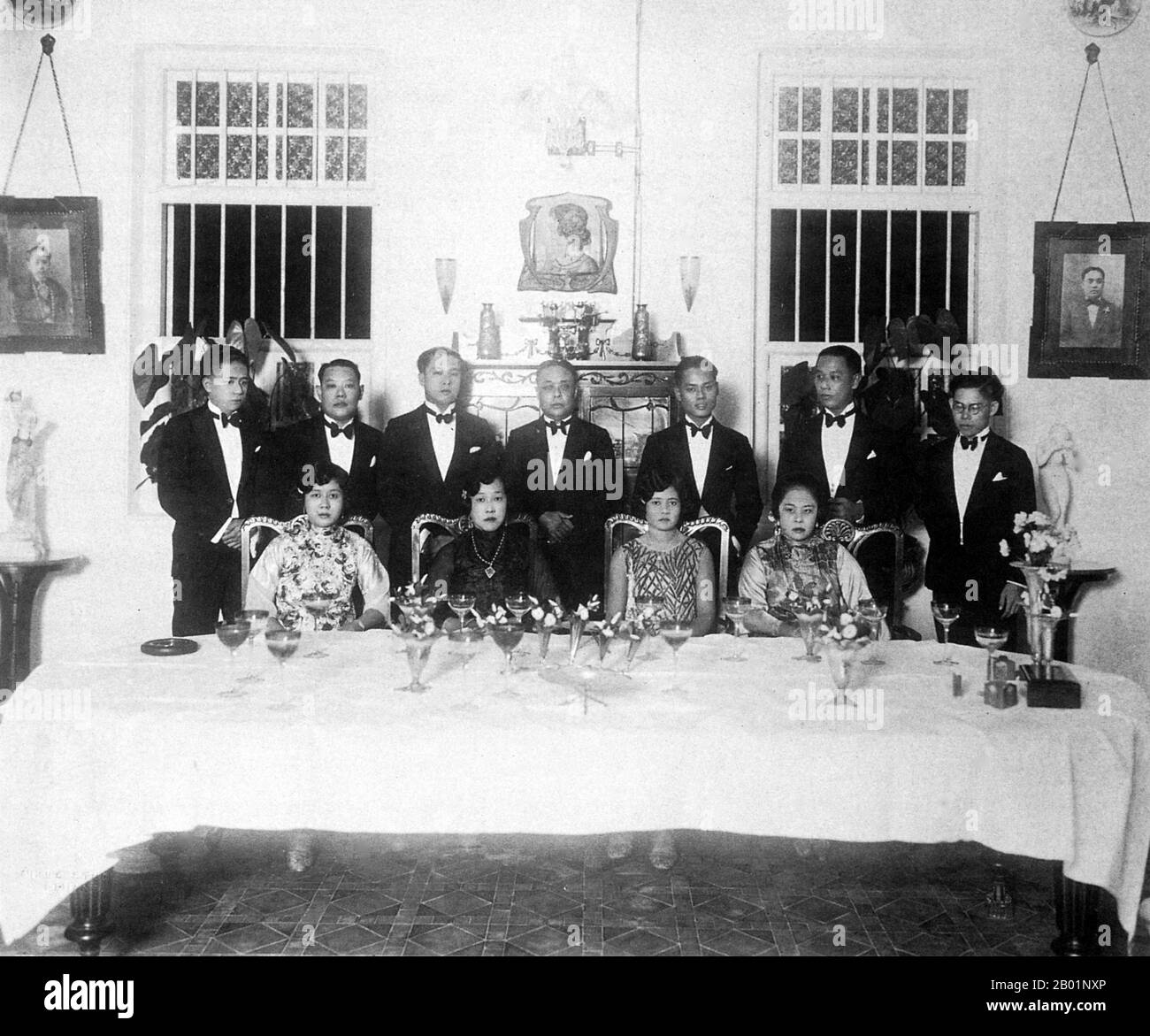 Malaisie/Singapour : Groupe riche de Baba-Nyonya/Peranakan à un dîner, vers 1930. Peranakan Chinese et Baba-Nyonya sont des termes utilisés pour désigner les descendants des immigrants chinois de la fin des 15e et 16e siècles dans l'archipel malais-indonésien de Nusantara pendant l'ère coloniale. Les membres de cette communauté en Malaisie s'identifient comme 'Nyonya-Baba' ou 'Baba-Nyonya'. Nyonya est le terme pour les femelles et Baba pour les mâles. Elle s ' applique en particulier aux populations chinoises de souche des établissements britanniques du détroit de Malaisie et de l ' île de Java contrôlée par les Néerlandais et d ' autres localités. Banque D'Images
