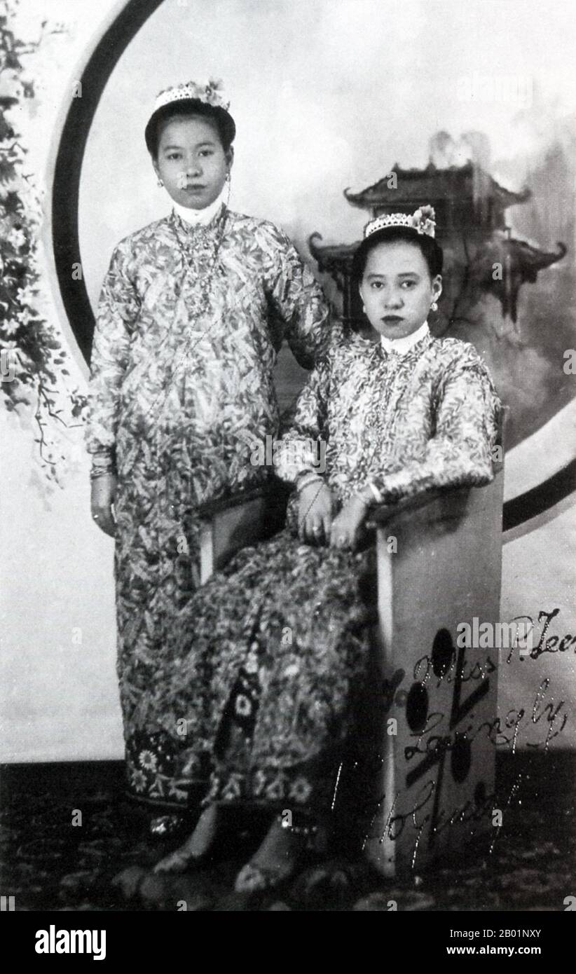 Malaisie/Singapour : deux jeunes femmes Nyonya en vêtements traditionnels, vers les années 1940 Peranakan Chinese et Baba-Nyonya sont des termes utilisés pour désigner les descendants des immigrants chinois de la fin des 15e et 16e siècles dans l'archipel malais-indonésien de Nusantara pendant l'ère coloniale. Les membres de cette communauté en Malaisie s'identifient comme 'Nyonya-Baba' ou 'Baba-Nyonya'. Nyonya est le terme pour les femelles et Baba pour les mâles. Elle s ' applique en particulier aux populations chinoises de souche des établissements britanniques du détroit de Malaisie et de l ' île de Java contrôlée par les Néerlandais et d ' autres localités. Banque D'Images