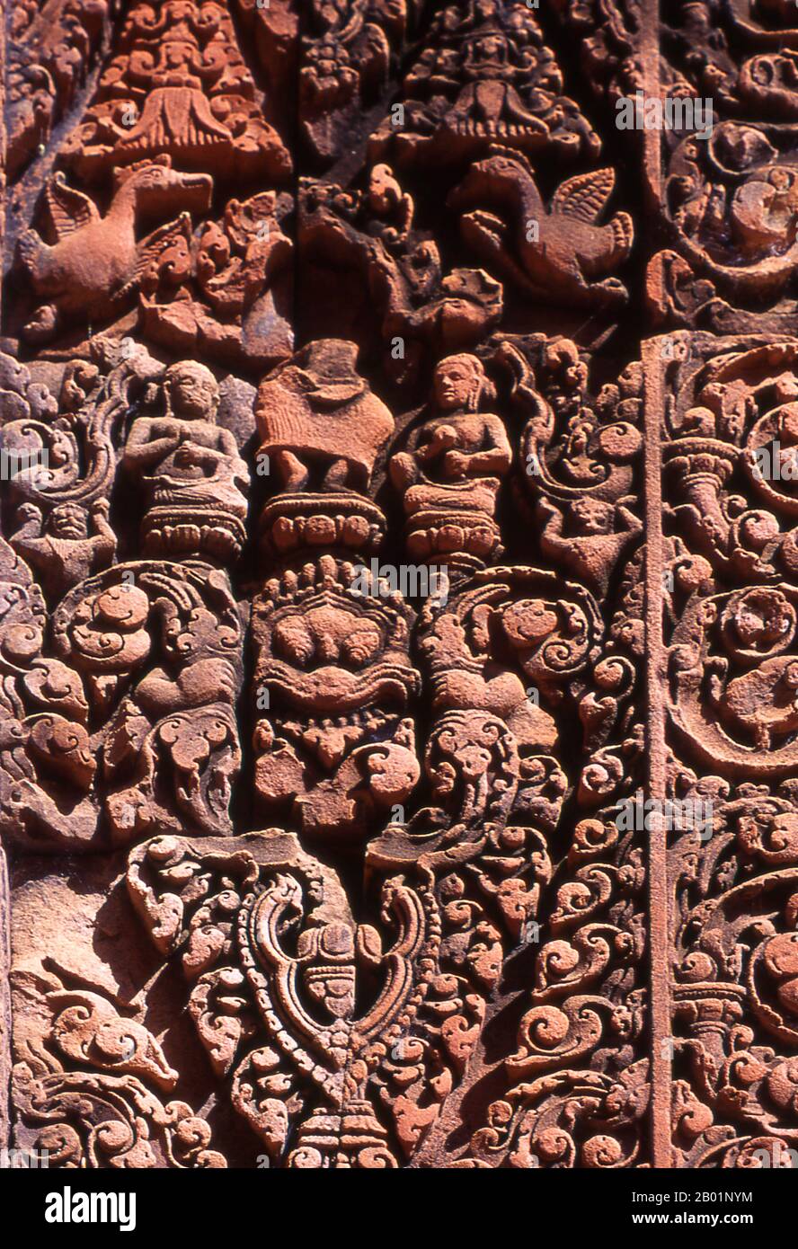 Cambodge : Banteay Srei (Citadelle des femmes), près d'Angkor. Banteay Srei (ou Banteay Srey) est un temple cambodgien du 10e siècle dédié au dieu hindou Shiva et est situé au nord-est du groupe principal de temples à Angkor. Banteay Srei est construit en grande partie en grès rouge, un support qui se prête aux sculptures murales décoratives élaborées qui sont encore observables aujourd'hui. Banteay Srei est parfois appelé le « joyau de l'art khmer ». Banque D'Images