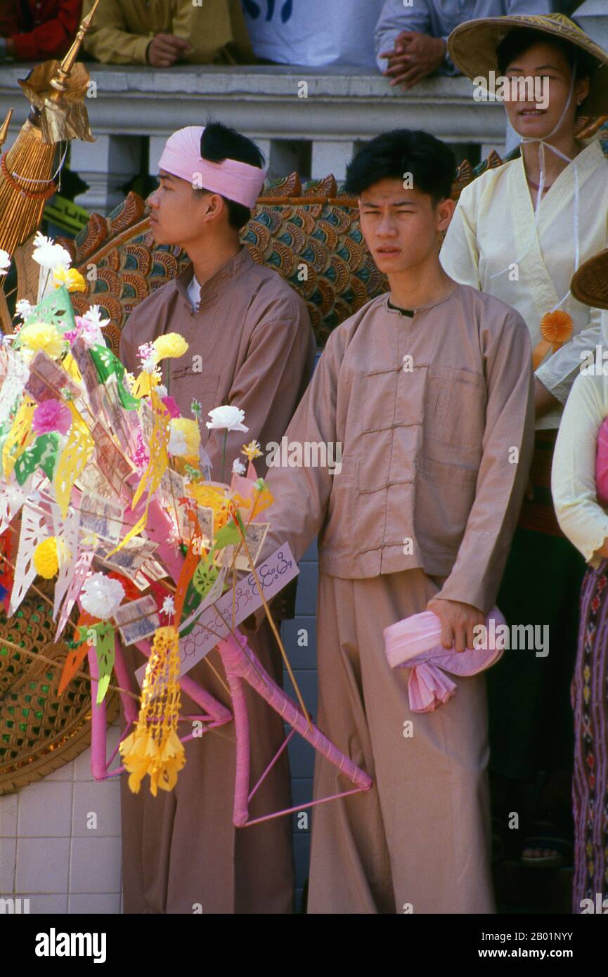 Thaïlande : les hommes Shan (Tai Yai) attendent l'arrivée des 'fils de cristals' au Wat Phra Singh, Poy sang long Festival, Chiang Mai. Une fois par an, Wat Pa Pao accueille les luk kaeo, ou « fils de cristal » - de jeunes garçons Shan sur le point d'être ordonnés dans le monkhood bouddhiste. Beaucoup de ces novices se rendent à Chiang Mai depuis les communautés Shan environnantes de Mae Cham, Mae Rim, Chiang Dao et Fang. Cette cérémonie Shan annuelle est appelée Poy sang long. Pendant le jour de la cérémonie, les «fils de cristal» et leurs proches passent de Wat Pa Pao à Wat Phra Singh, l'un des temples les plus importants de Chiang Mai. Banque D'Images