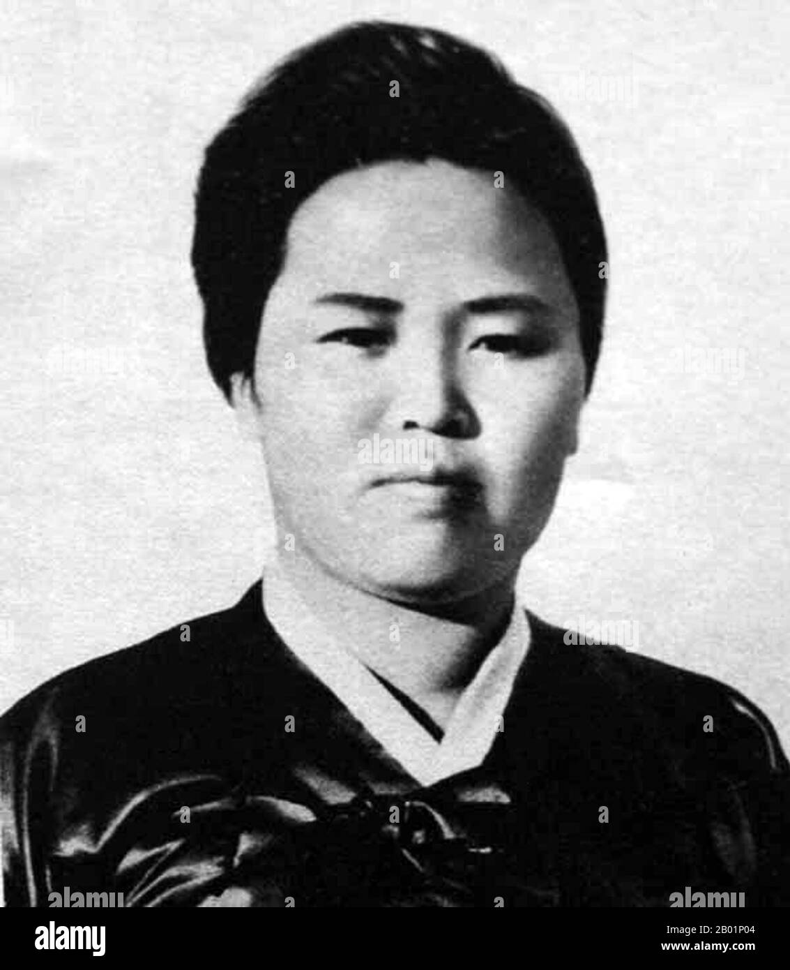 Corée : Kim Jong Suk (24 décembre 1917 - 22 septembre 1949), activiste indépendantiste coréen et politicien communiste, 1945. Kim Jong-suk est né de Kim Chun San et Oh SSI, qui étaient des agriculteurs pauvres à Osan-dong, comté de Hoeryong, dans la province du Hamgyong du Nord de la Corée occupée par les Japonais. En 1922, sa famille abandonne la Corée pour vivre en Chine. Kim Jong-suk rejoint la Ligue des jeunes communistes de Corée, dirigée par Kim il-sung, le 10 juillet 1932. Plus tard, le 25 avril 1936, elle a été affectée à l'unité principale du KPRA directement sous le commandement de Kim il-sung. Elle a donné naissance à Kim Jong-il le 16 février 1941. Banque D'Images