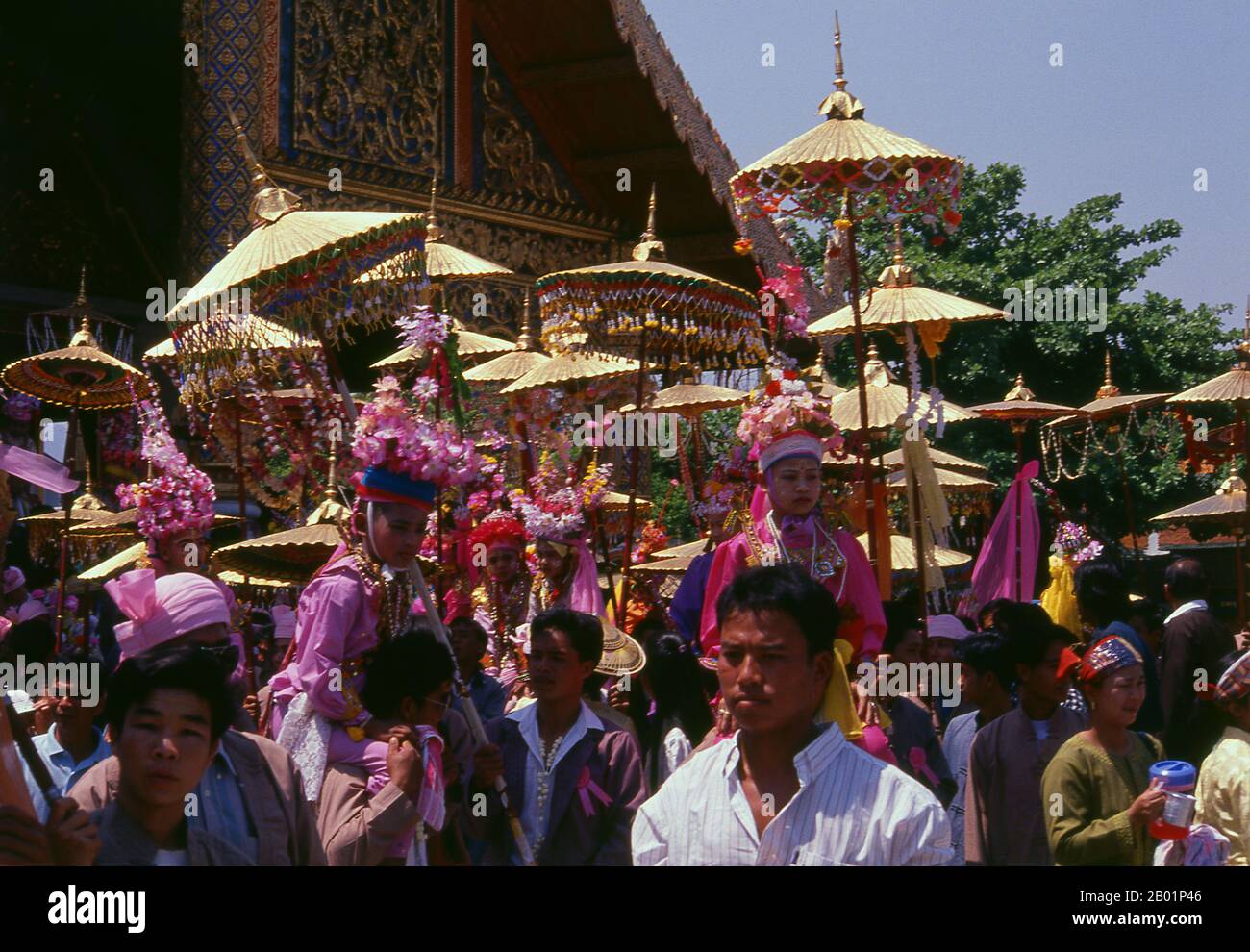 Thaïlande : les 'fils de cristals' sont assis sur les épaules de parents attendant leur ordination finale au Wat Phra Singh, Poy sang long Festival, Chiang Mai. nord de la Thaïlande. Une fois par an, Wat Pa Pao accueille les luk kaeo, ou « fils de cristal » - de jeunes garçons Shan sur le point d'être ordonnés dans le monkhood bouddhiste. Beaucoup de ces novices se rendent à Chiang Mai depuis les communautés Shan environnantes de Mae Cham, Mae Rim, Chiang Dao et Fang. Cette cérémonie Shan annuelle est appelée Poy sang long. Pendant le jour de la cérémonie, les «fils de cristal» et leurs proches passent de Wat Pa Pao à Wat Phra Singh. Banque D'Images