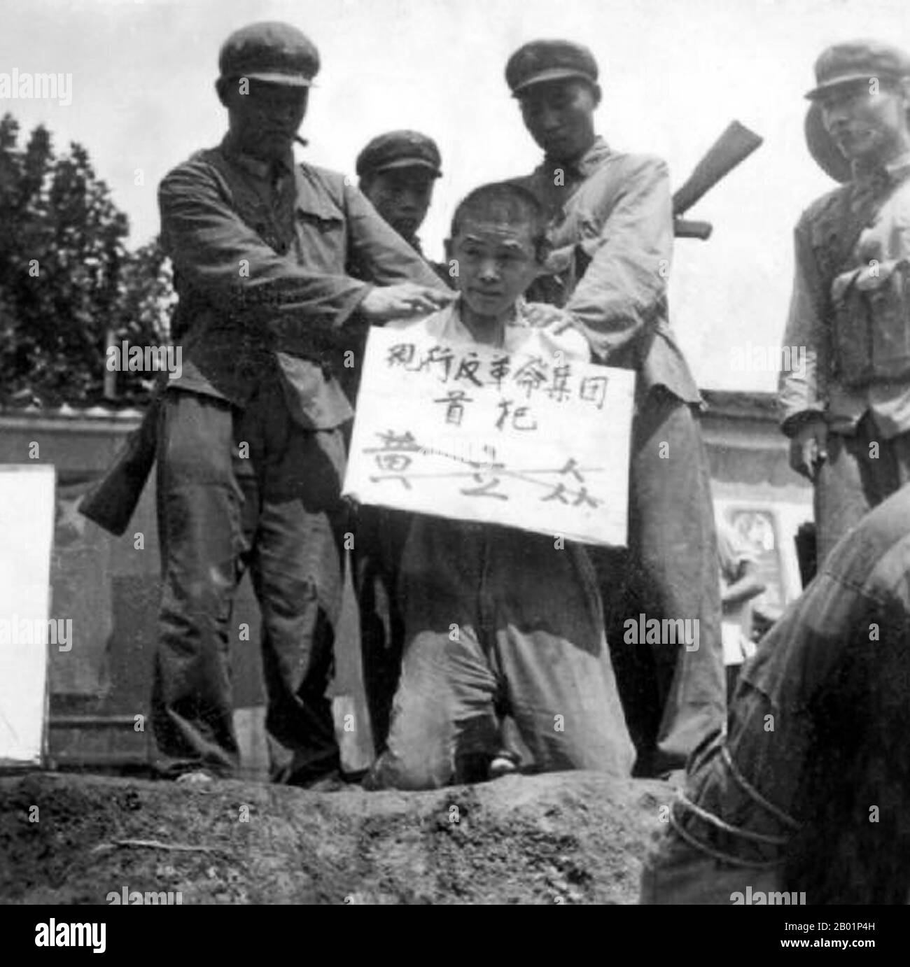 Chine : un « contre-révolutionnaire » attend son exécution pendant le Grand Bond en avant (1958-1961). Au cours de cette période, on estime qu ' au moins 2,5 millions de personnes ont été battues ou torturées à mort et que 1 à 3 millions se sont suicidées. Le Grand bond en avant de la République populaire de Chine (RPC) était une campagne économique et sociale du Parti communiste chinois (PCC), reflétée dans les décisions de planification de 1958 à 1961, qui visait à utiliser la vaste population chinoise pour transformer rapidement le pays d'une économie agraire en une société communiste moderne grâce à une industrialisation rapide. Banque D'Images